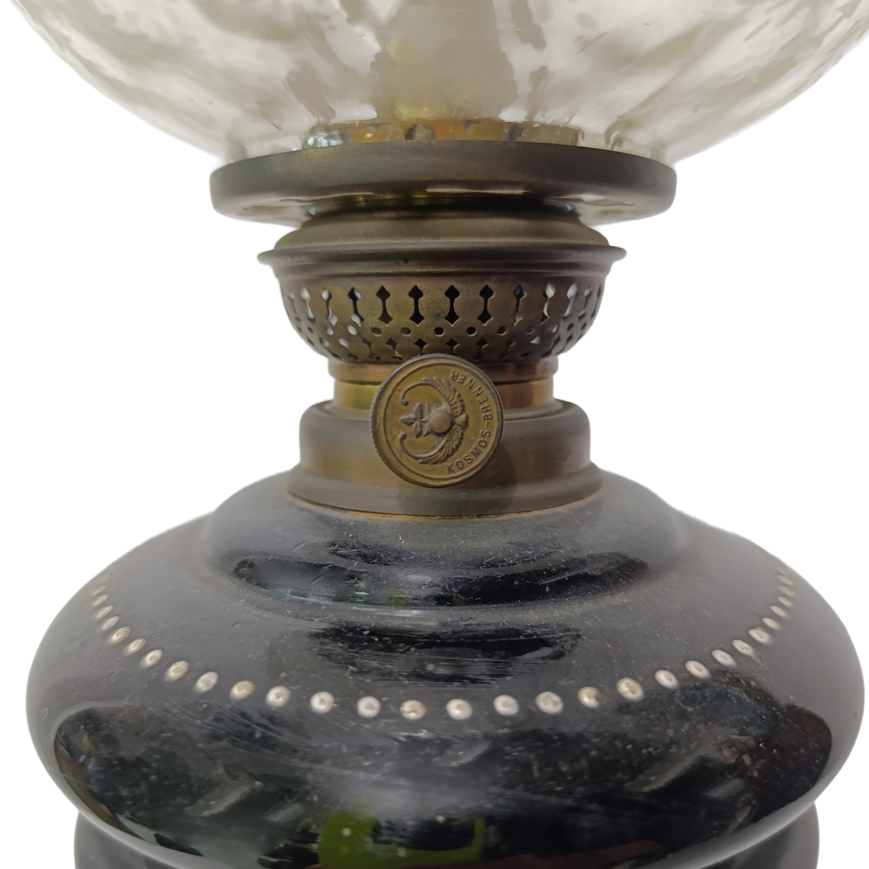 Lume a Petrolio in Opaline Nero Dipinto con Scena Campestre e Diffusore in Vetro