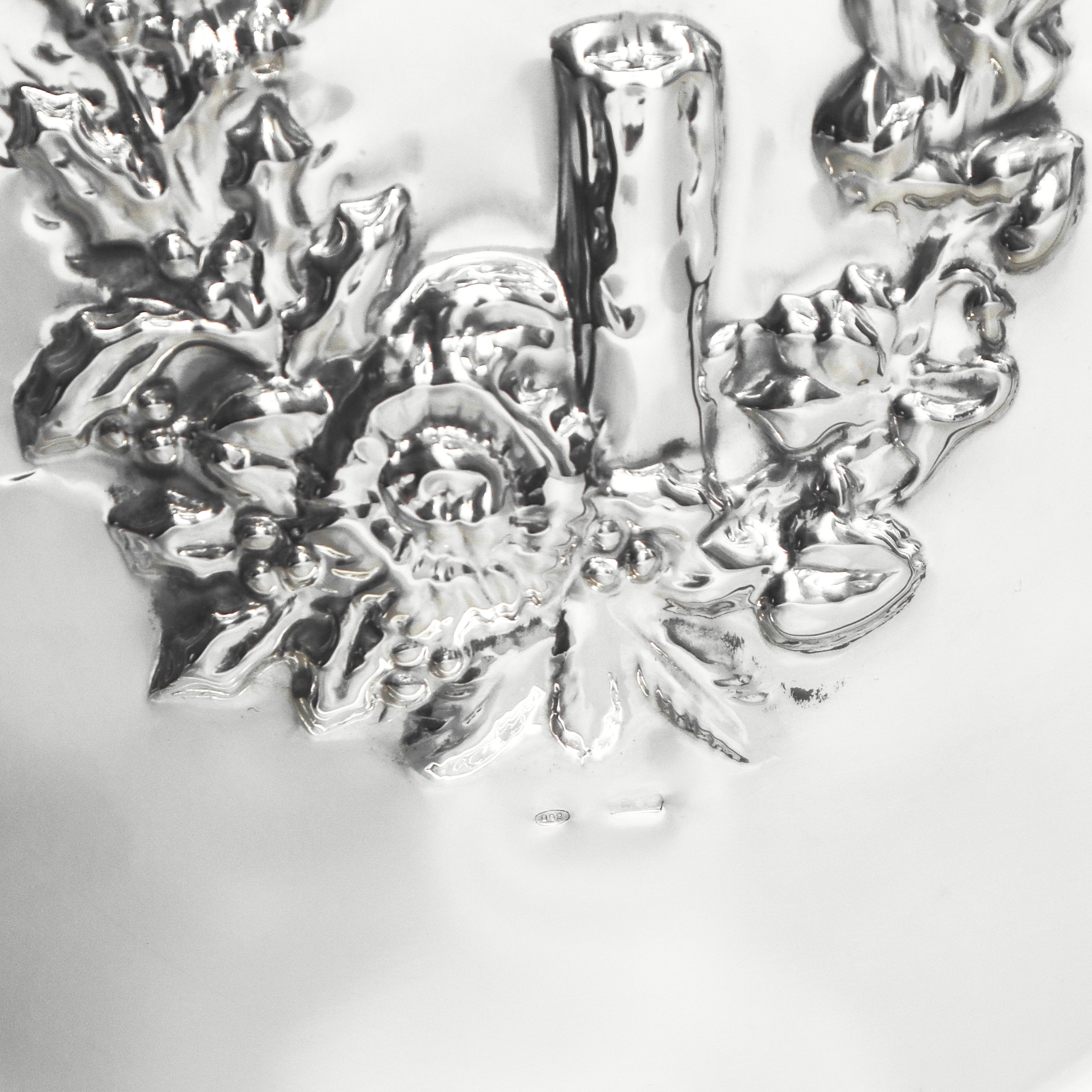 Piatto in argento 800 con decorazione a sbalzo