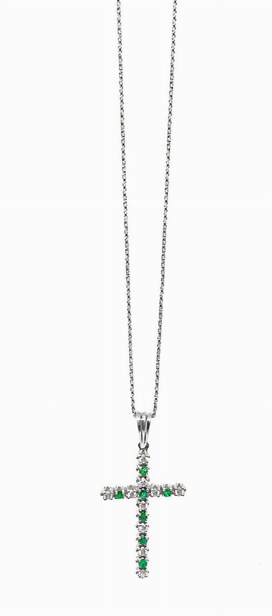 Collana in oro bianco e croce con smeraldi e brillanti. Gr 5.1 