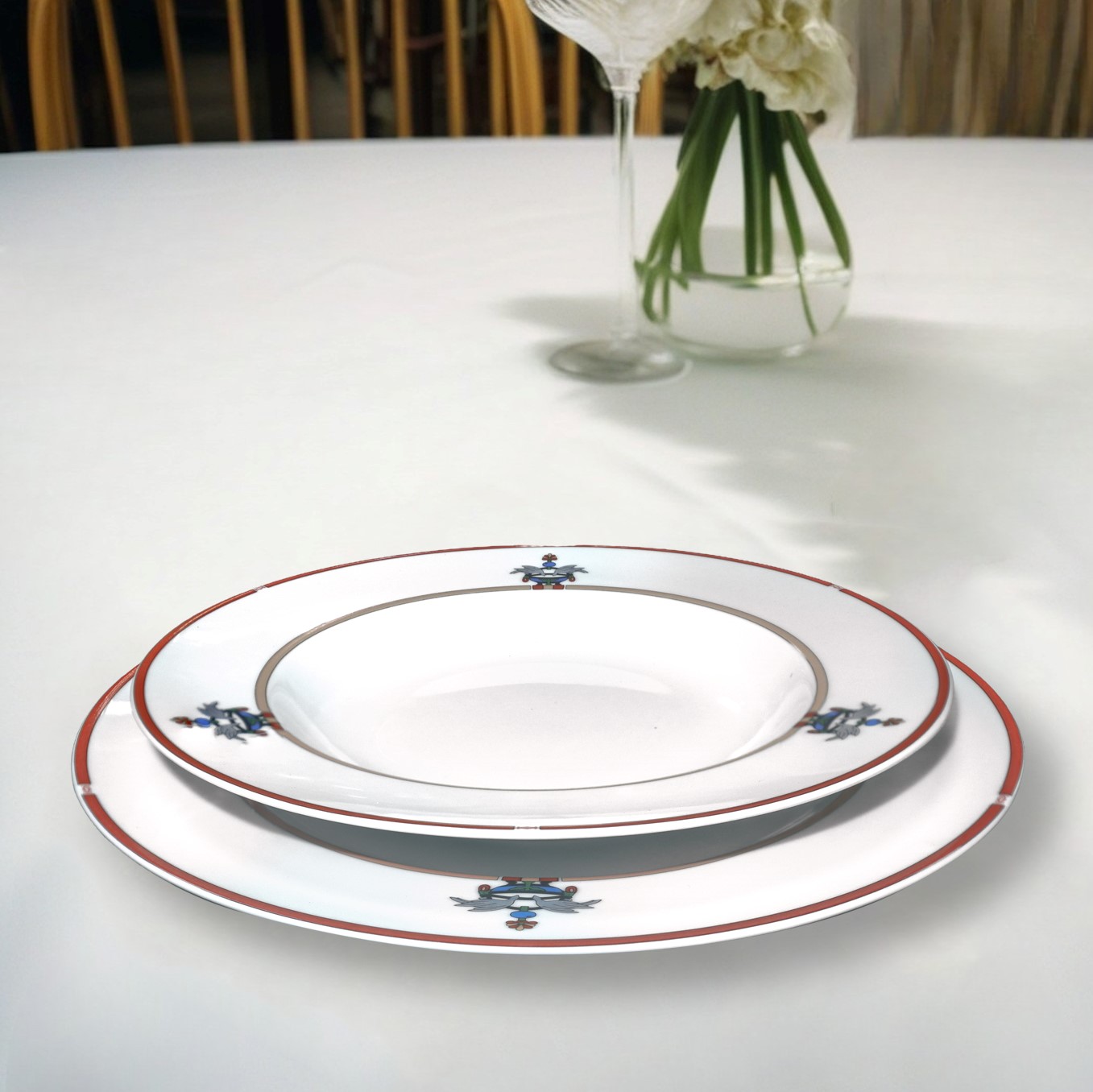 Completissimo servizio in porcellana di Limoges bianca e corallo La Maison Venitienne, con decoro...