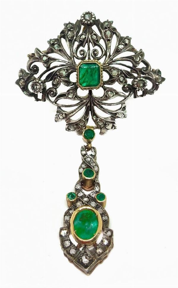 Brooch in gold and silver with cabochon emeralds, with diamonds and pearls. Gr 20.6