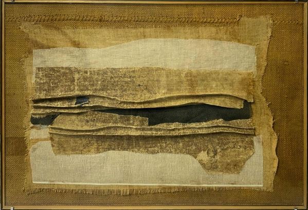Ileana Mendola (Catania, 1926) tecnica mista su tela, sacco e cotone cm 65X92 (1983) 

Ileana Mendola rappresenta una personalità che si evolve grazie al background familiare e artistico nella quale cresce. Figlia di padre siciliano, l’artista Carmelo Mendola, e di mamma friuliana, passa la prima parte della sua vita a Udine nella speranza di sfuggire alla guerra. L’arrivo a Catania segna la presa di coscienza della sua vocazione artistica che la porta a rinunciare allo studio universitario. L