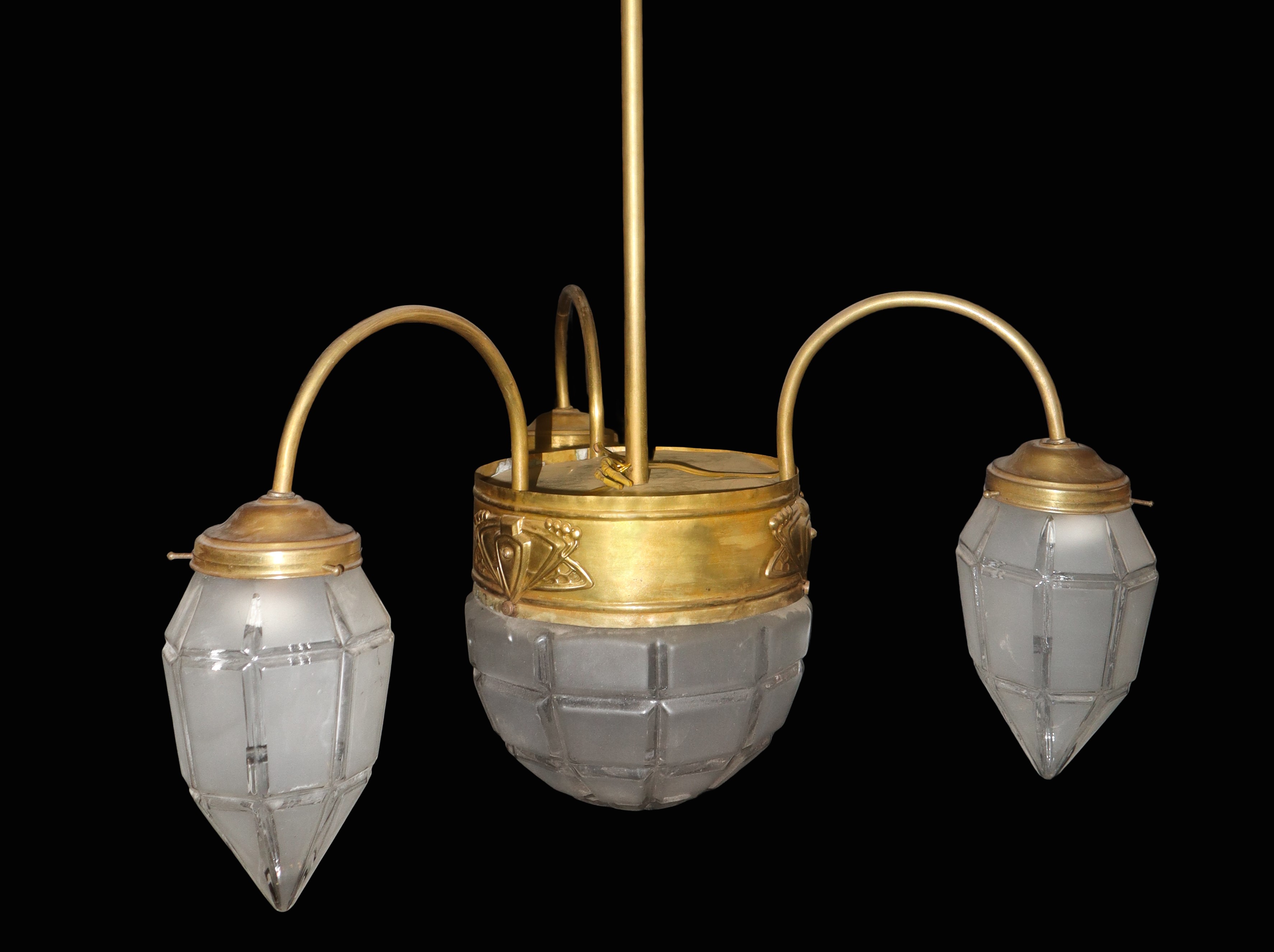 Lampadario a 4 luci, vetri opachi intagliati a motivi rettangolari