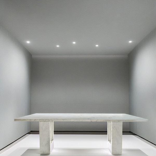 Tavolo modello Delfi in marmo bianco di Carrara