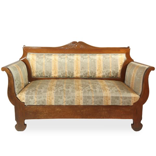 Boat-shaped sofa with backrest and carved top 