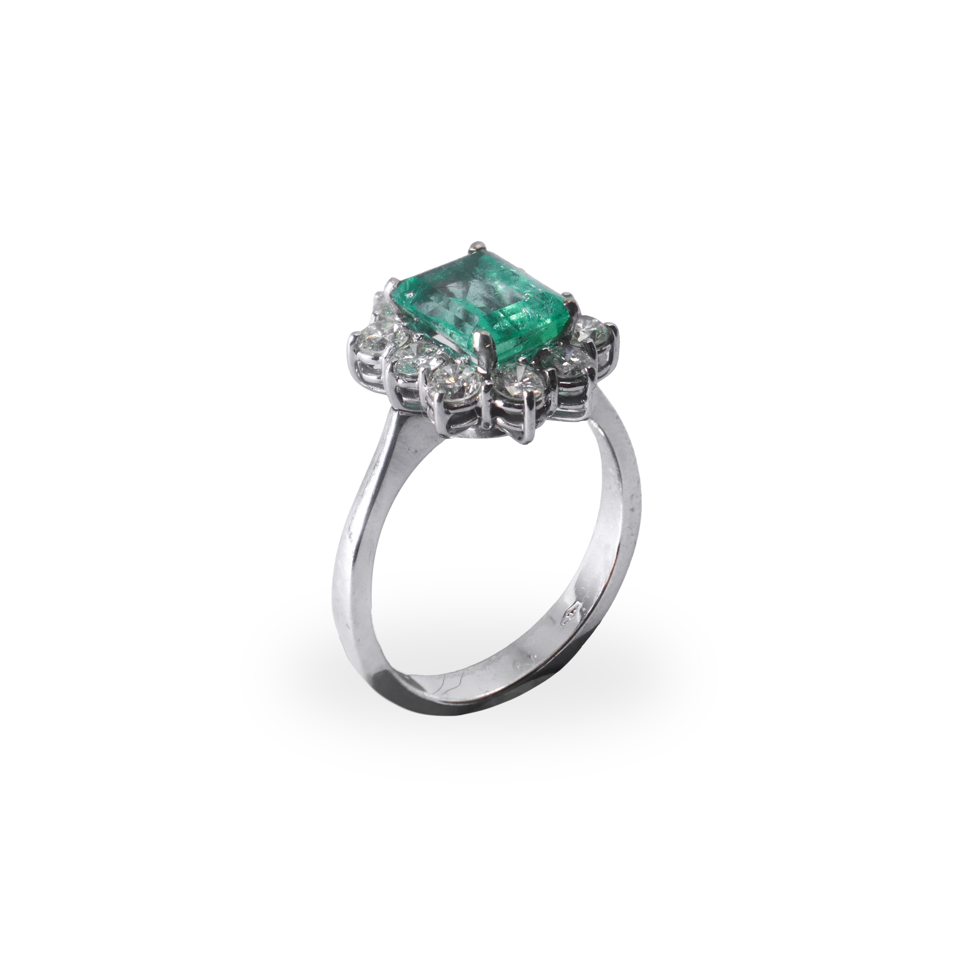 Anello in oro bianco con berillo (varietà smeraldo) di forma rettangolare formato a gradino con d...