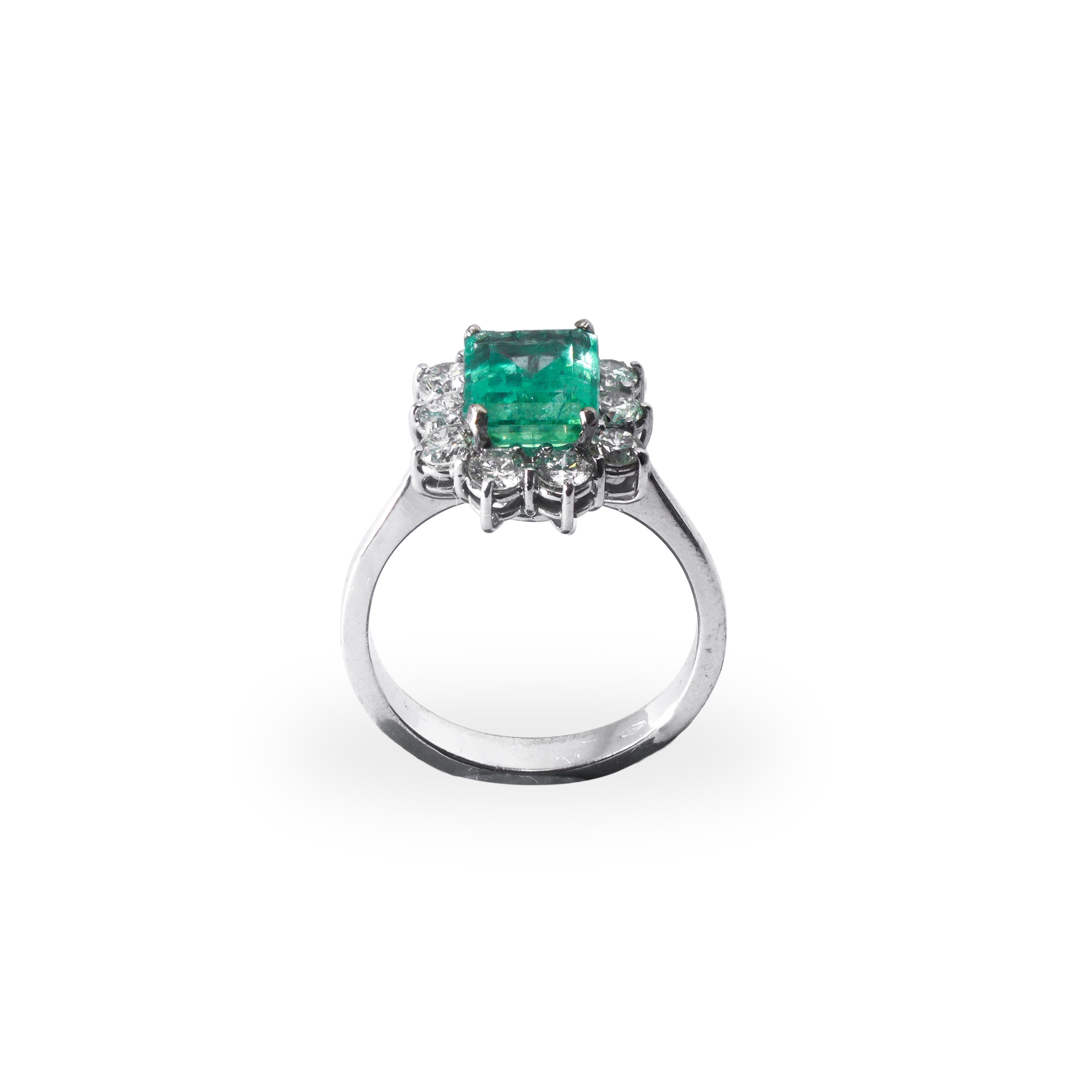 Anello in oro bianco con berillo (varietà smeraldo) di forma rettangolare formato a gradino con d...