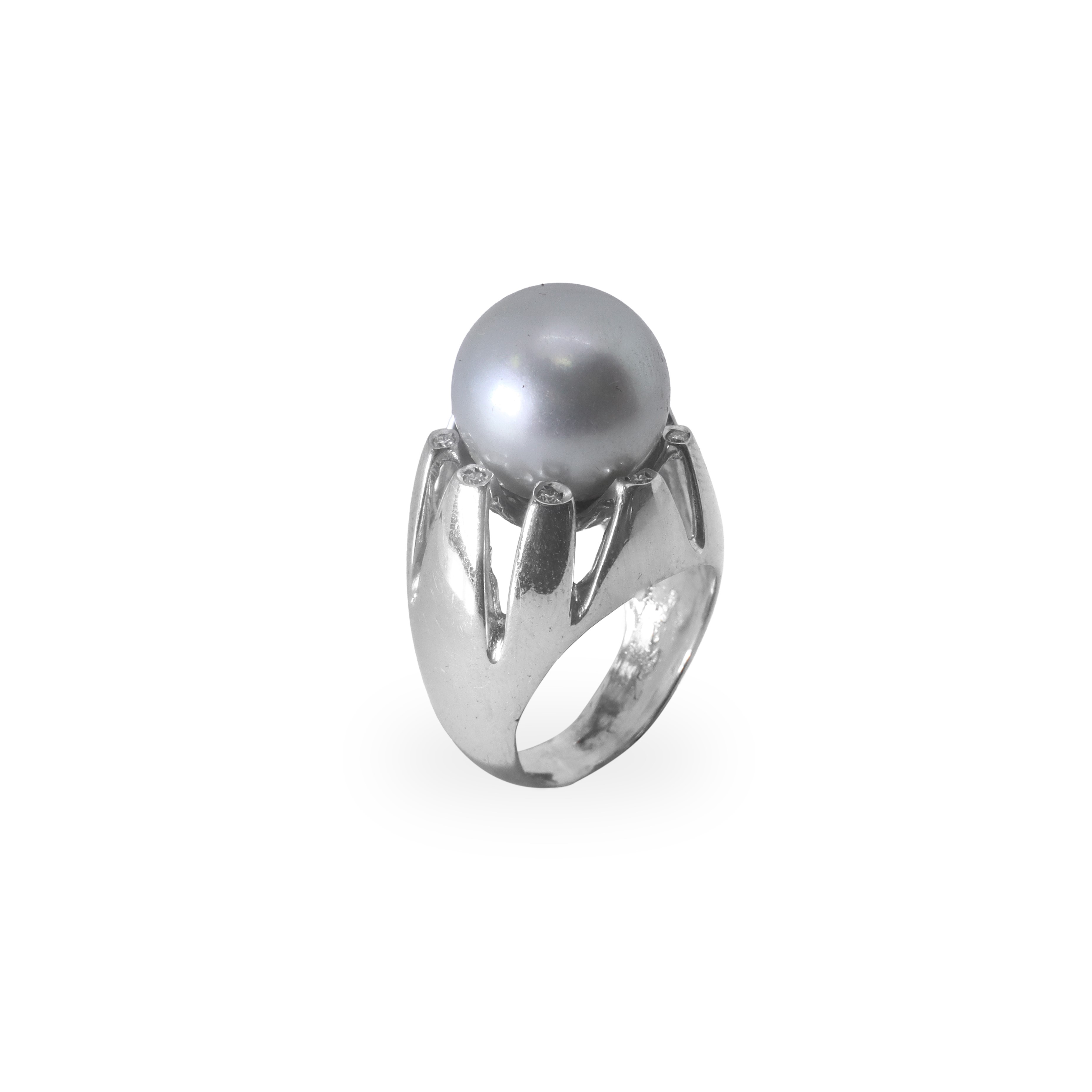 Anello in Oro Bianco con Perla Centrale con Diamanti a Giro Intorno