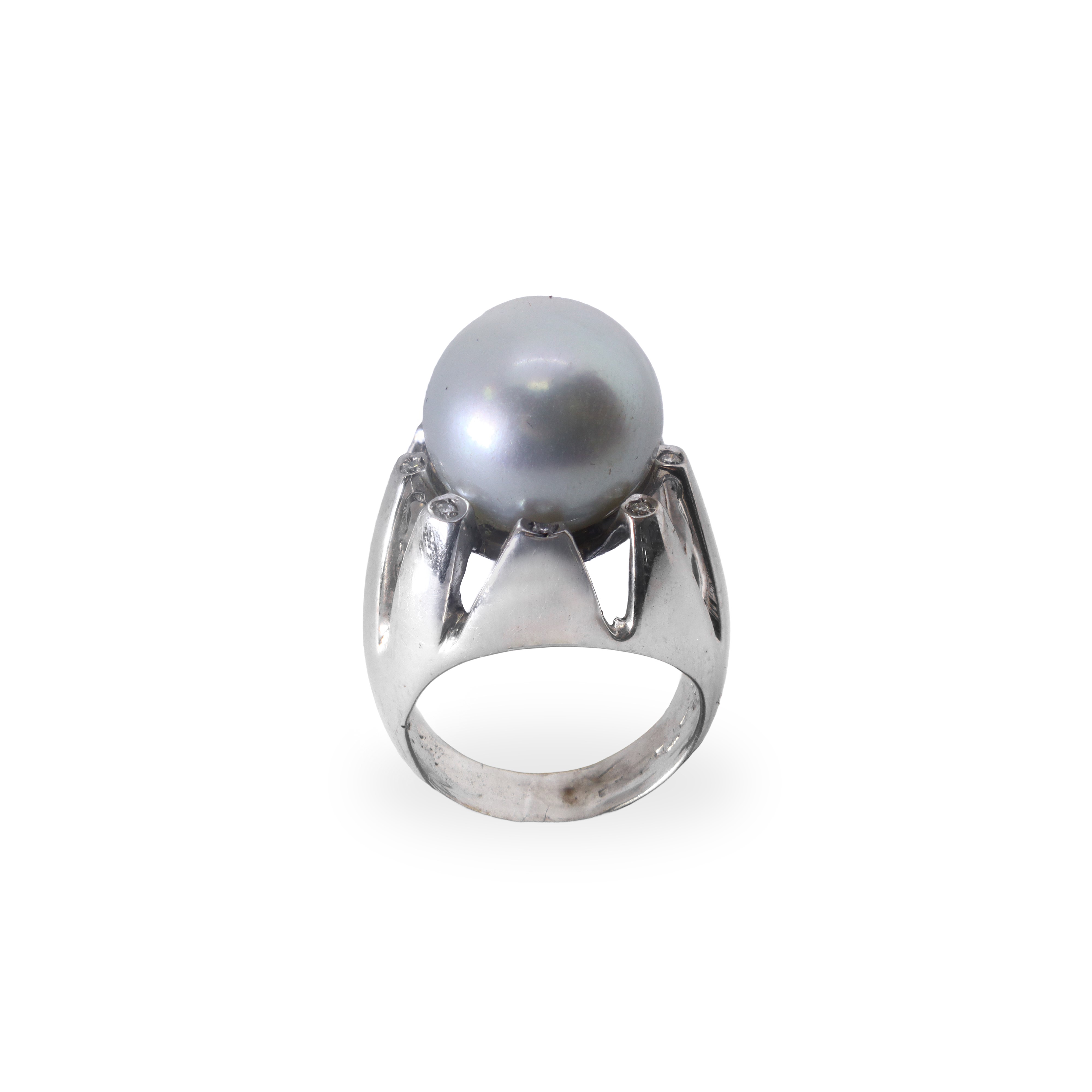 Anello in Oro Bianco con Perla Centrale con Diamanti a Giro Intorno