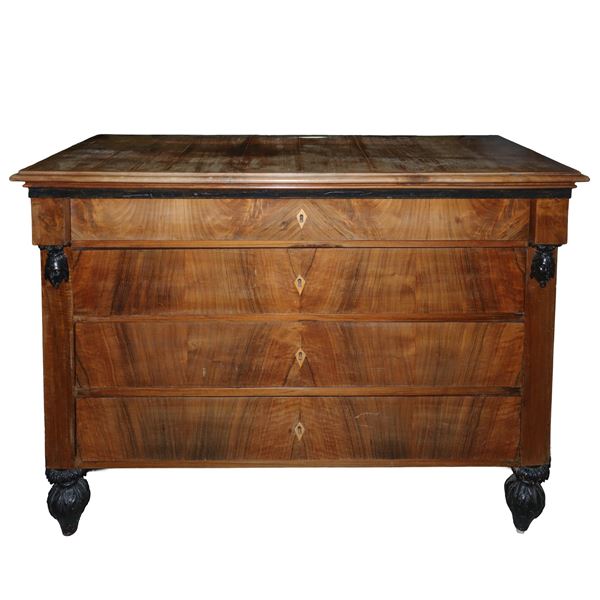 Chest of drawers with 4 drawers in mahogany feather with diamond-shaped mouthpieces, carved black ebonized wood heads applied to the sides 