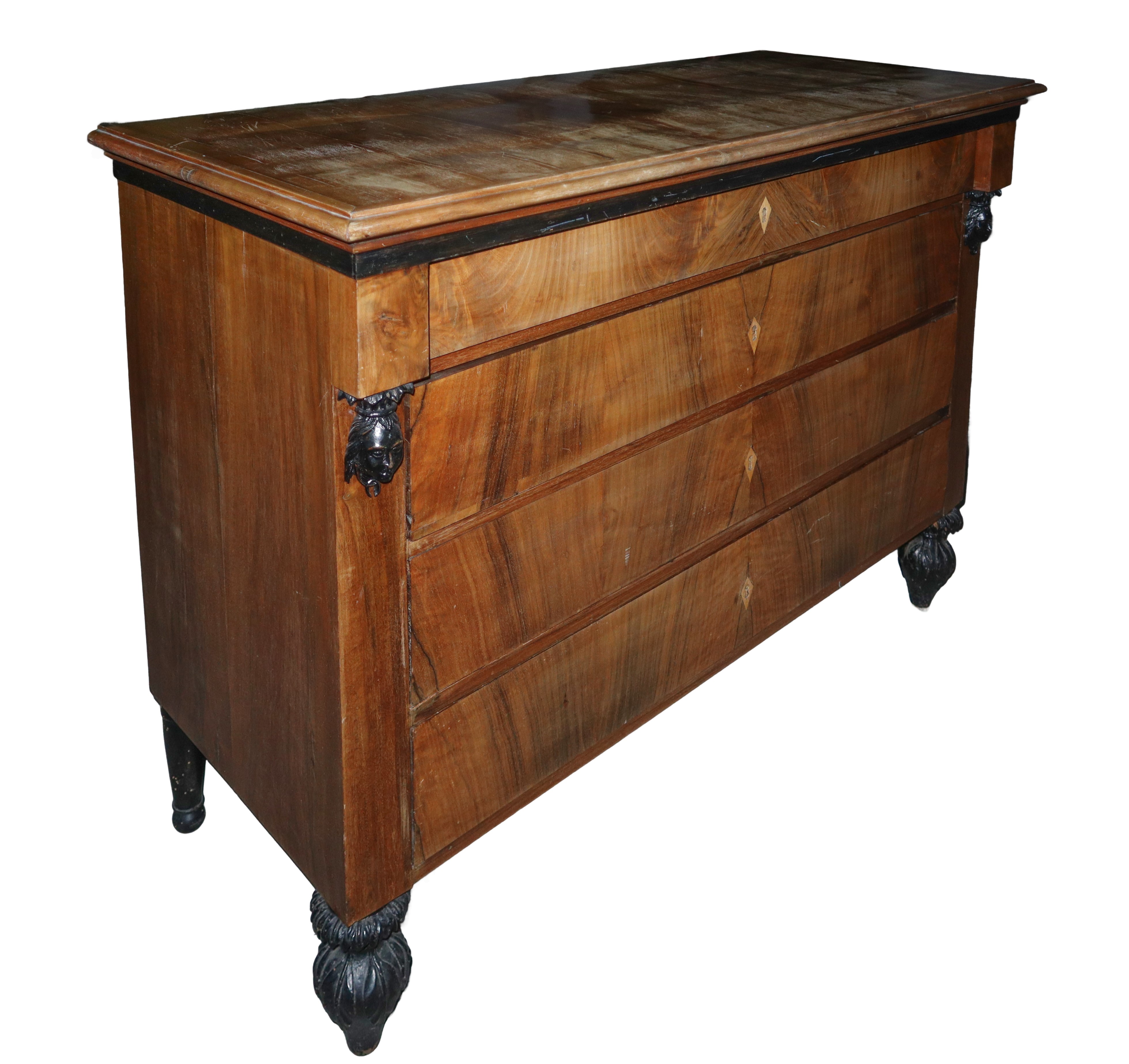 Cassettone a 4 cassetti in piuma di mogano con bocchette a losanga, testine in legno nero ebanizz...