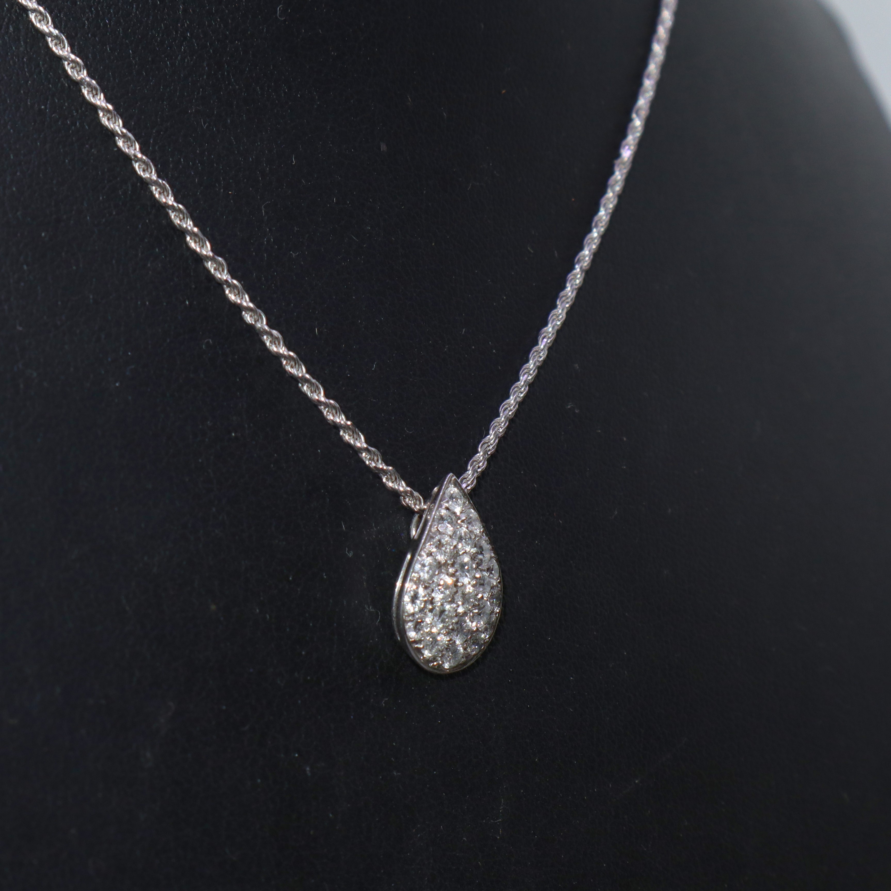 Collana in Oro Bianco con Pendente a Diamante