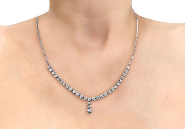 White gold necklace with brilliant cut natural diamonds