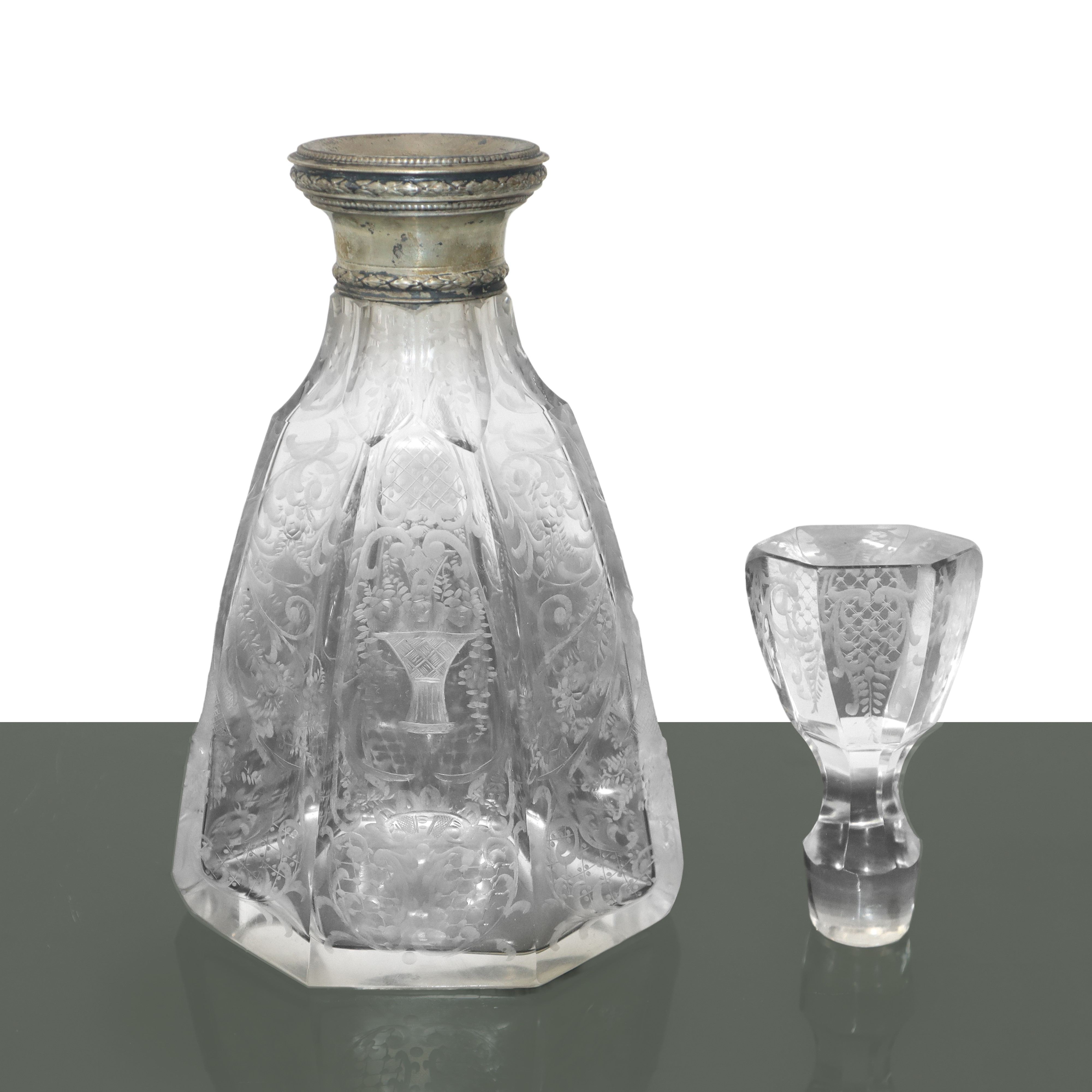 Bottiglia in cristallo decorato con fiori e bordo in argento 800