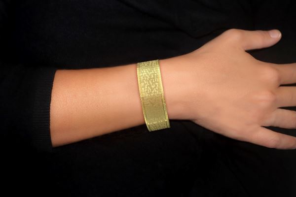 750 yellow gold ribbon bracelet with safety clasp decoration