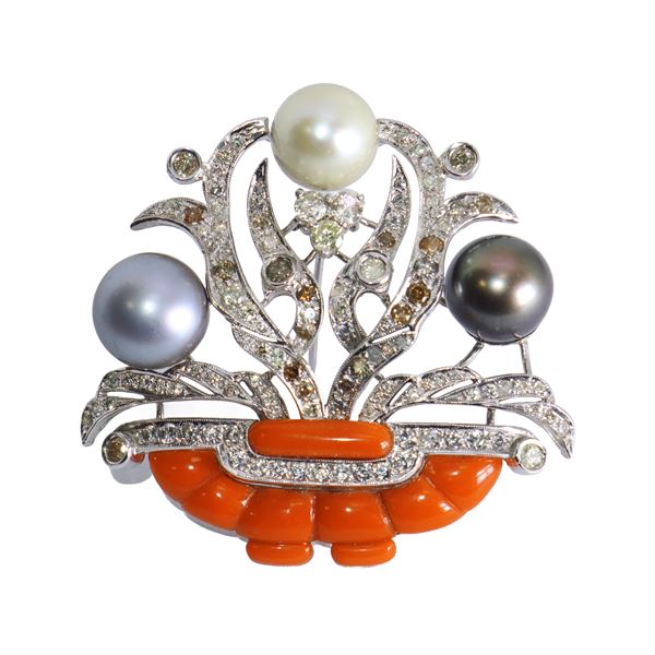 White gold brooch with diamonds, coral and pearls