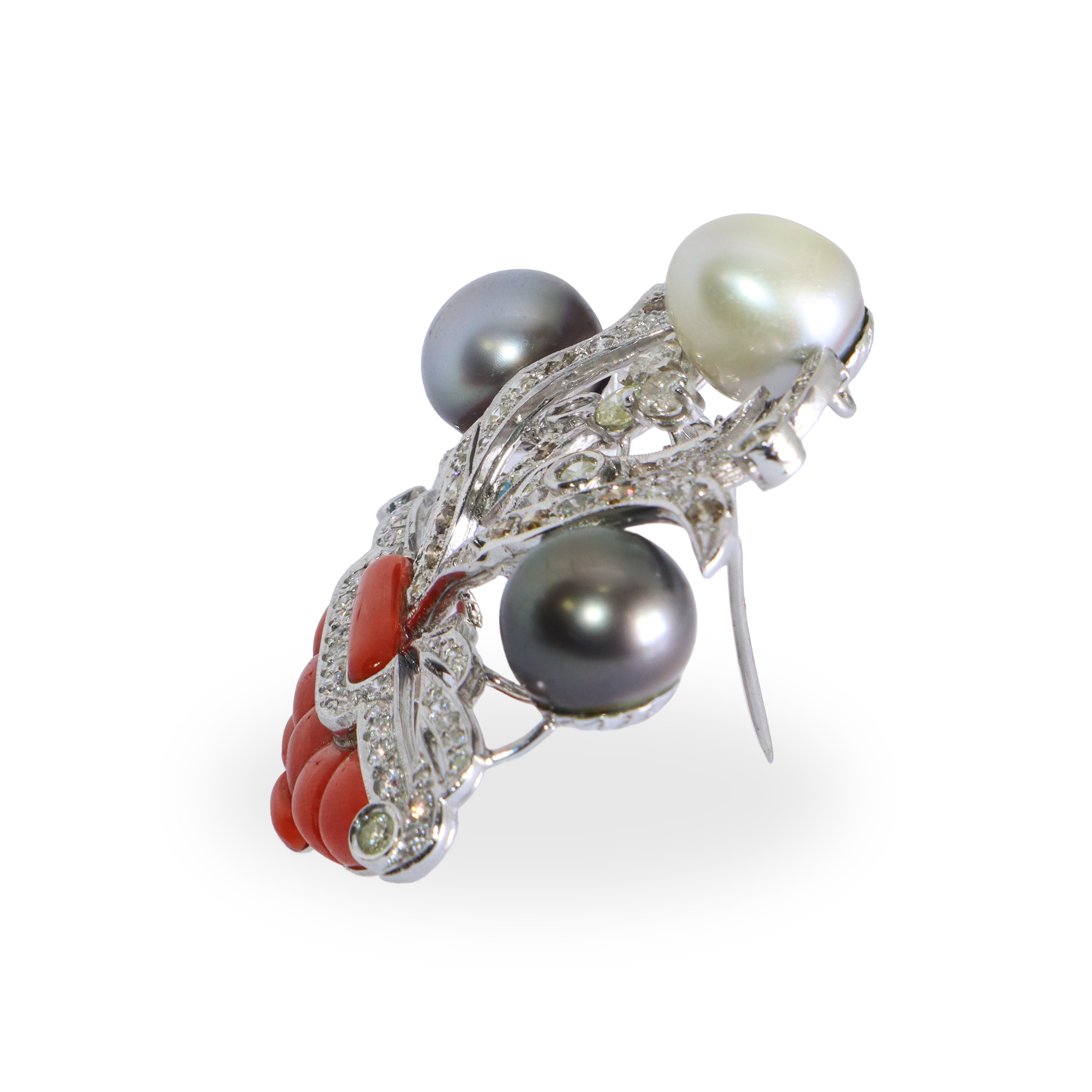 Spilla in Oro Bianco con Diamanti Corallo e Perle