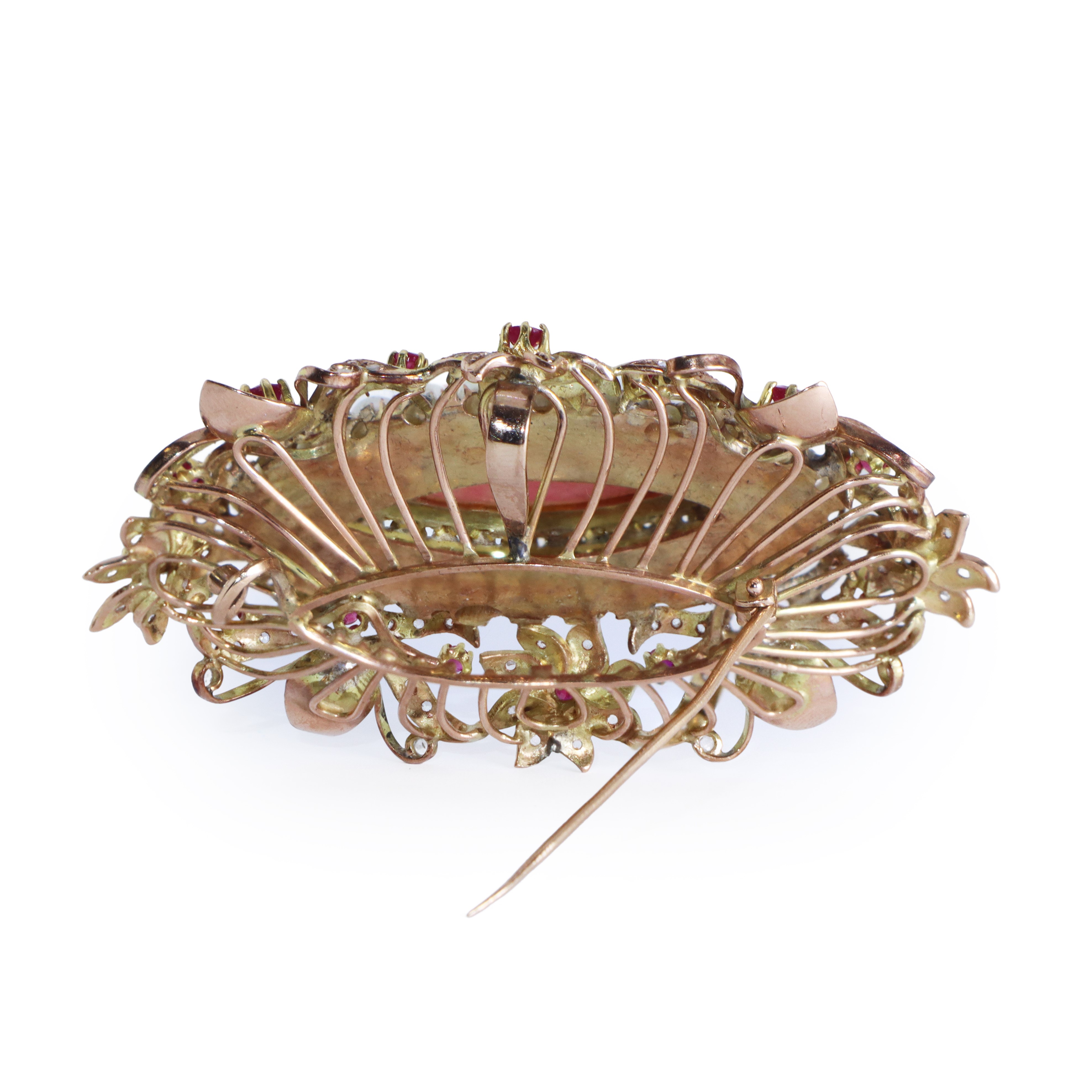 Spilla in argento vermeil con corallo rosa e diamanti