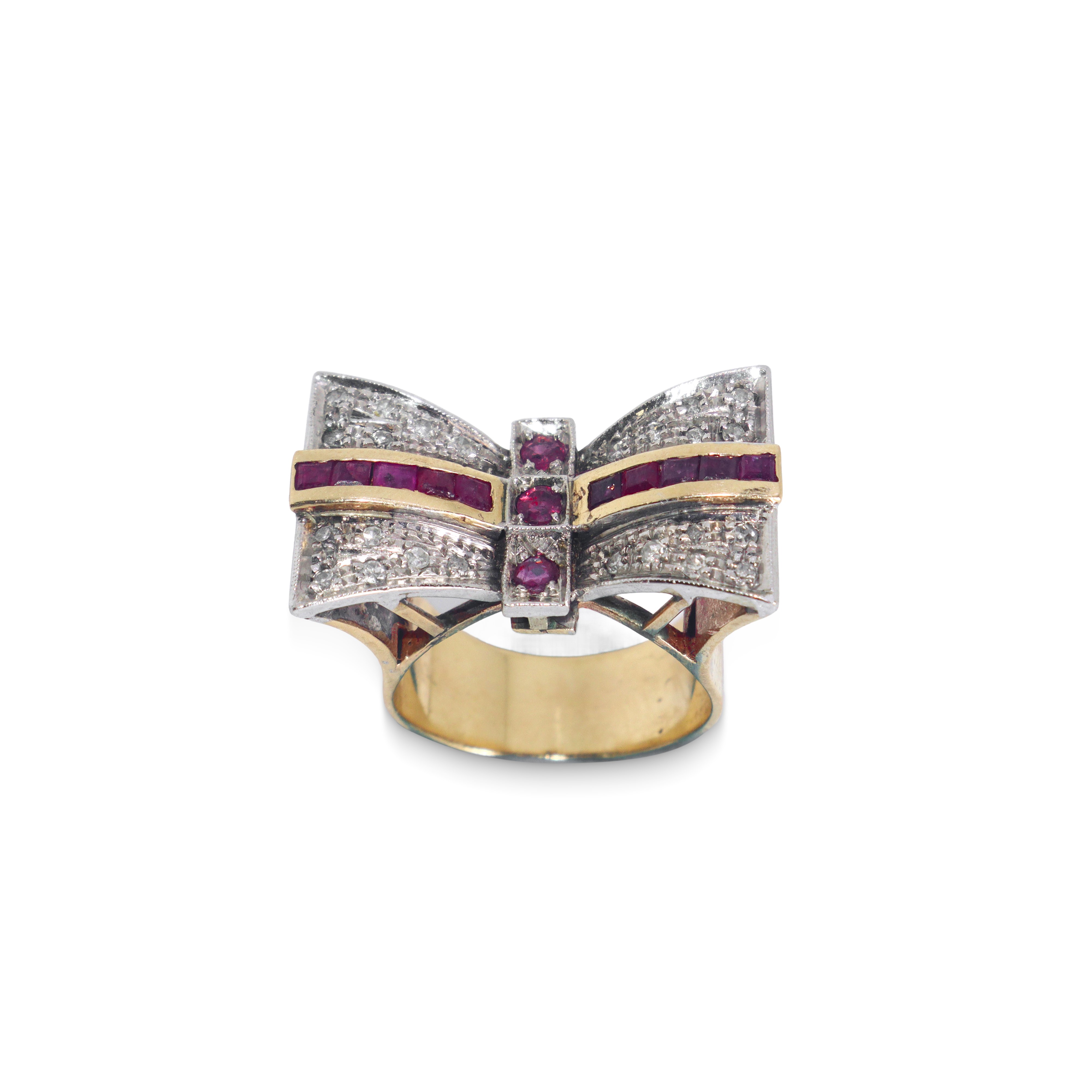 Anello in oro giallo e bianco con diamanti e rubini