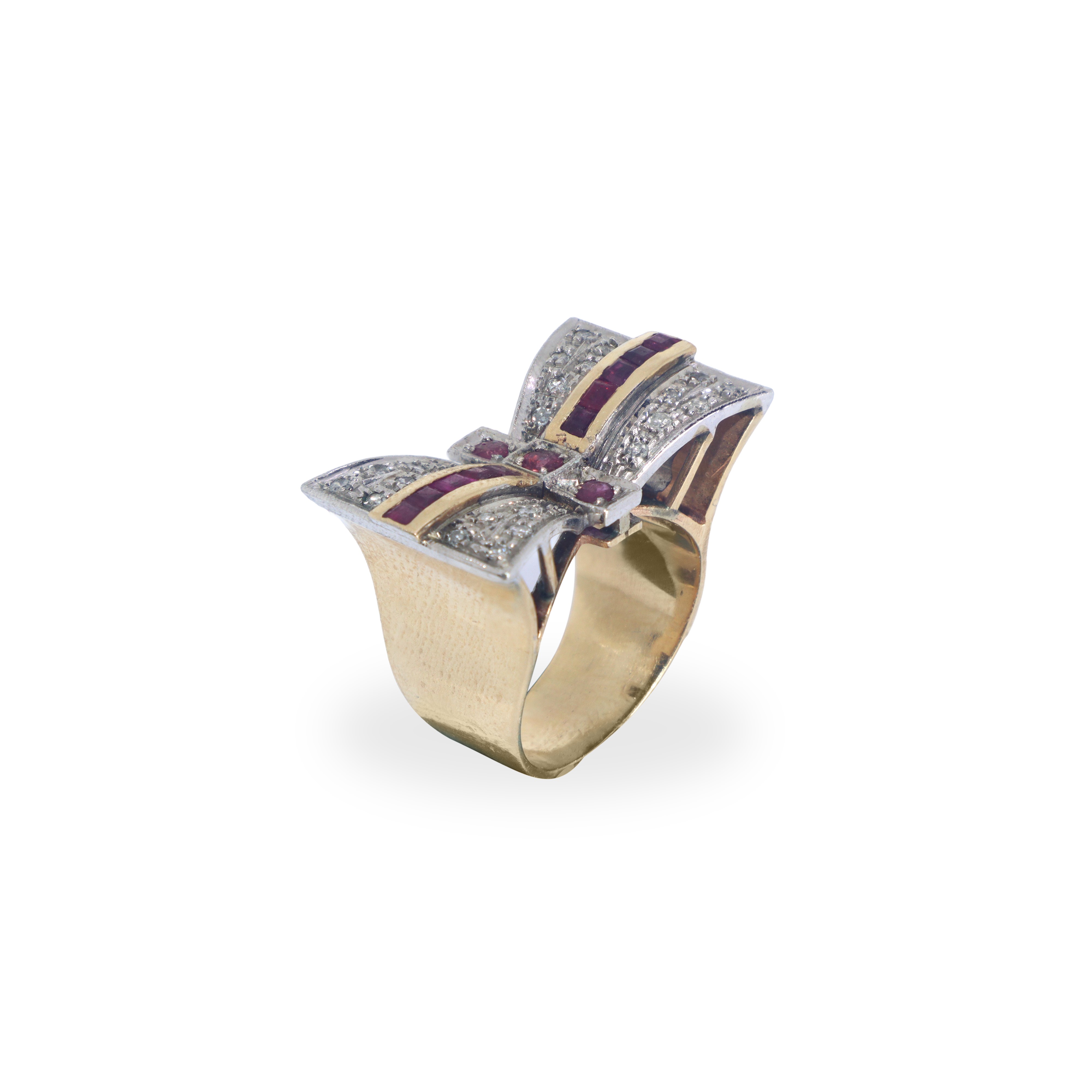 Anello in oro giallo e bianco con diamanti e rubini