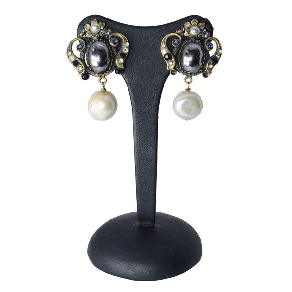 Alcozer earrings with pendant pearl, central stone and small floral decoration