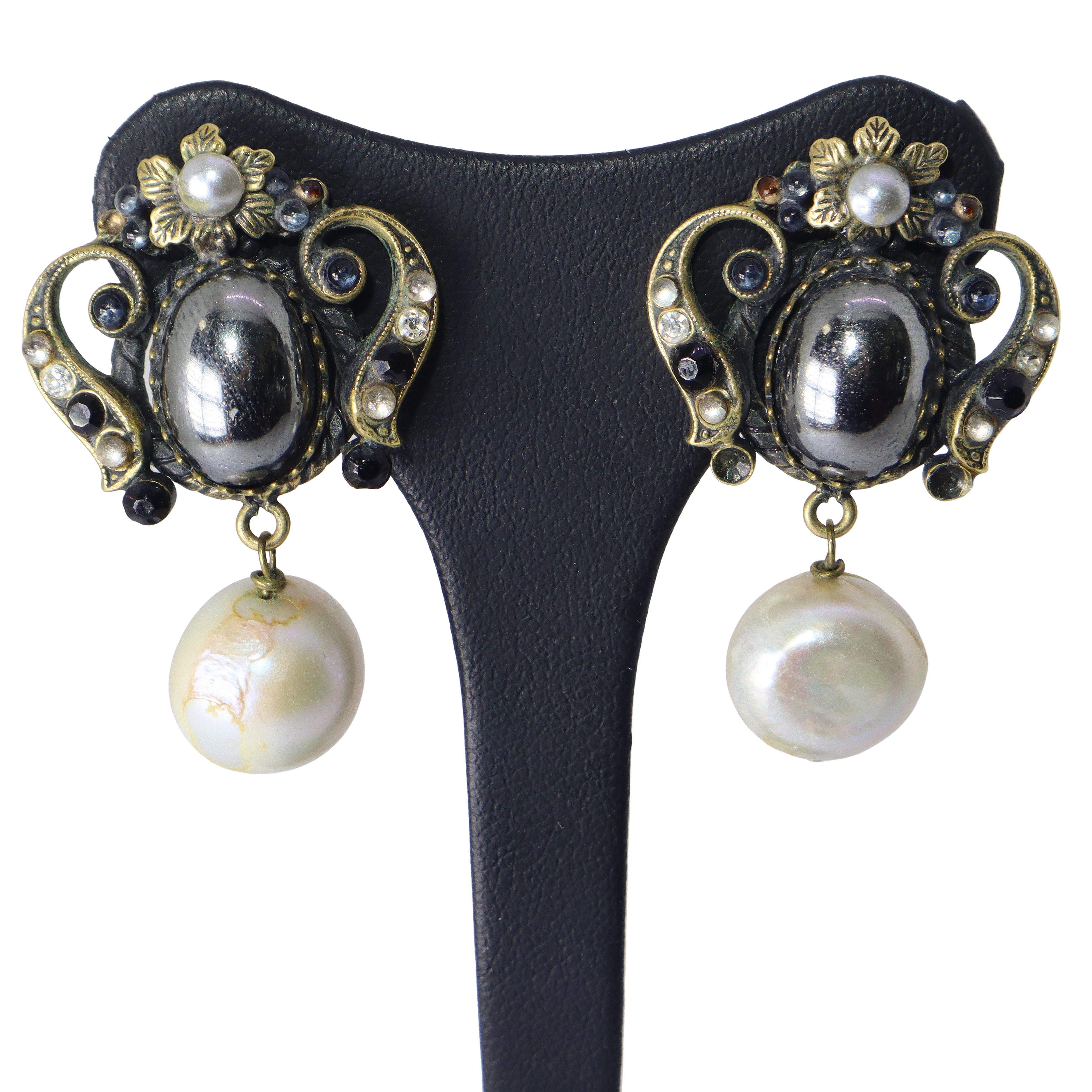 Orecchini alcozer con perla pendente, pietra centrale e piccola decorazione floreale