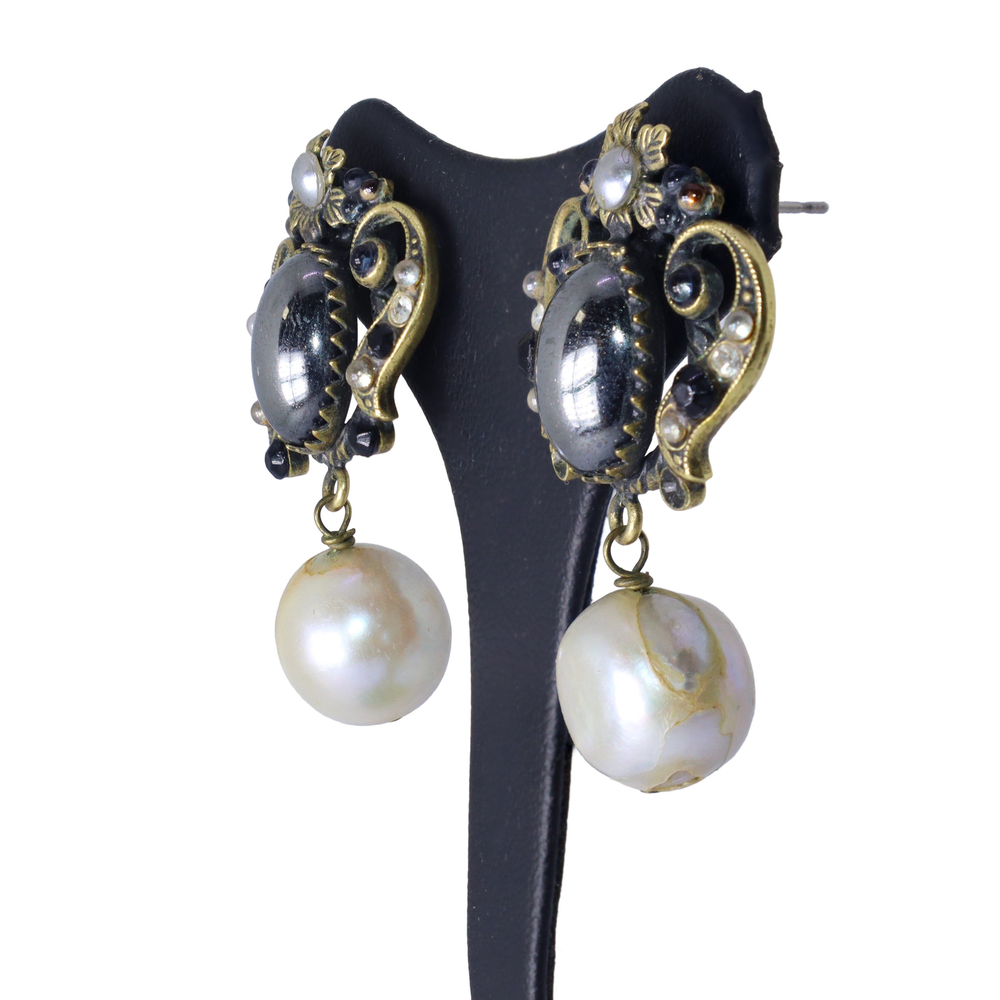 Orecchini alcozer con perla pendente, pietra centrale e piccola decorazione floreale