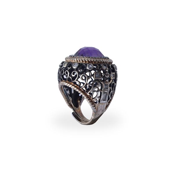 925 silver ring with central purple stone and lateral swirl decoration