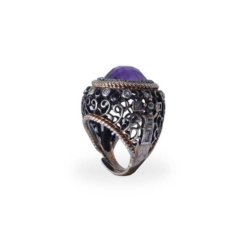 Anello in argento 925 con pietra viola centrale e decorazione laterale a ghirigori