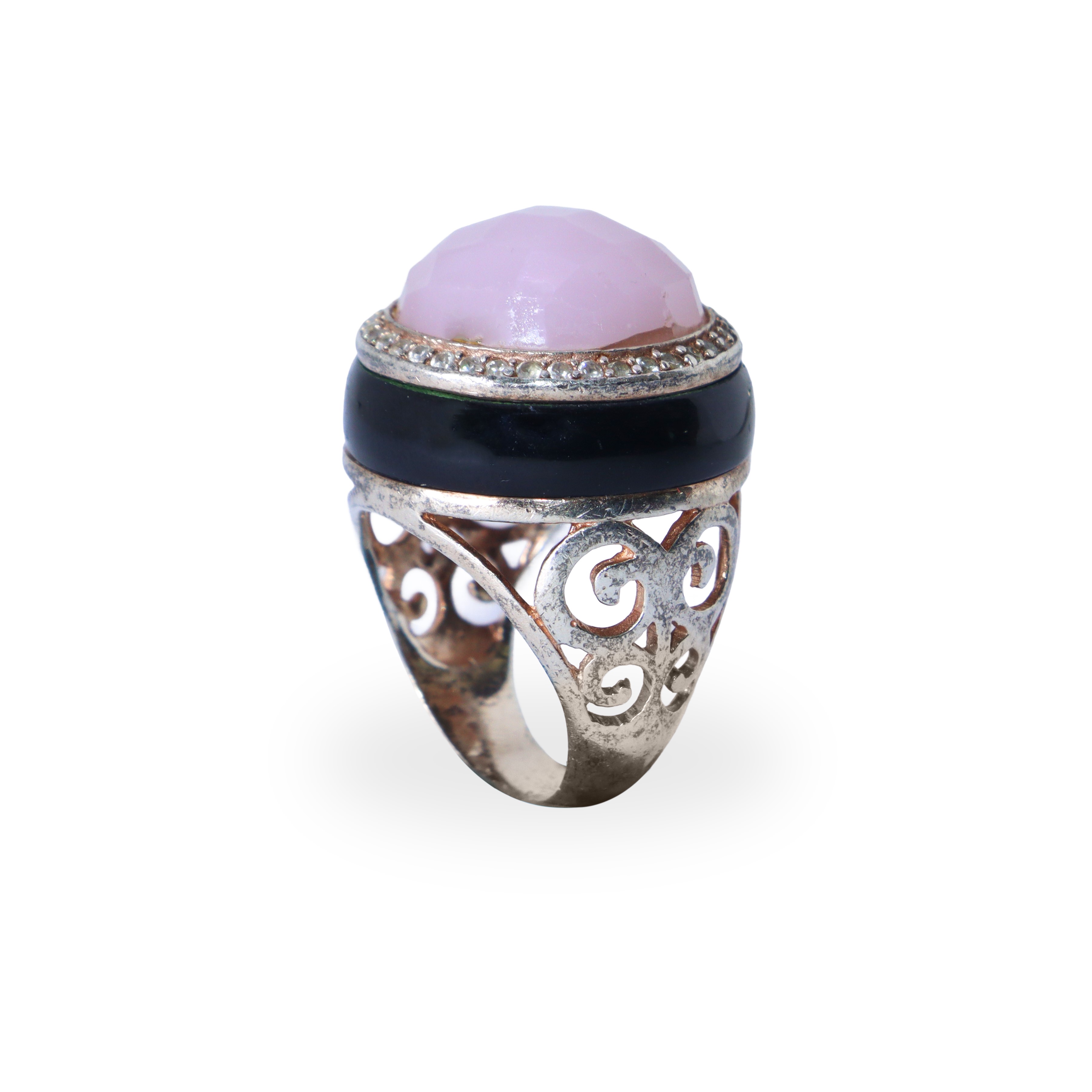 Anello in argento con quarzo rosa centrale e smalto nero