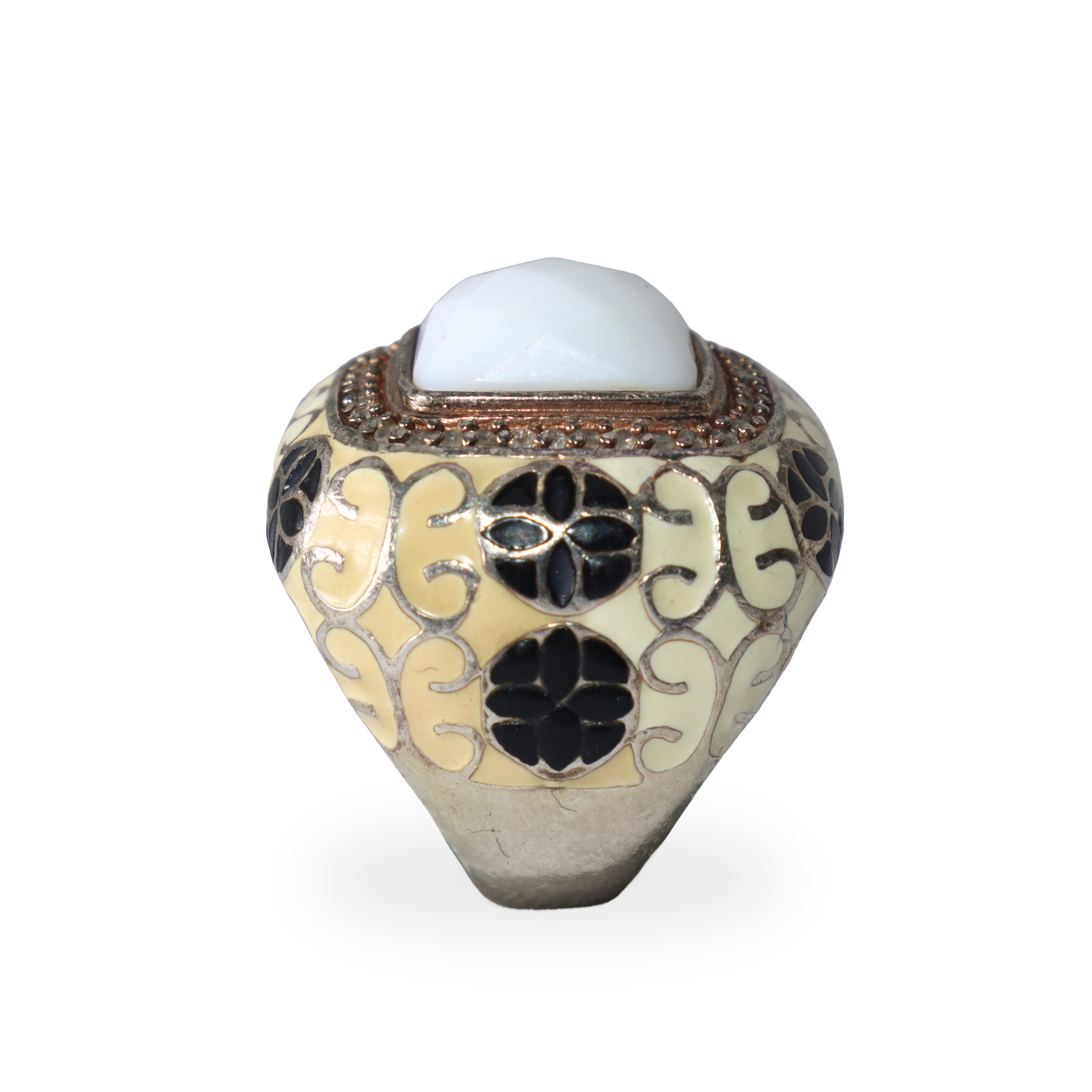 Anello quadrato in argento con pietra bianca centrale e smalti beige e neri con decori floreali