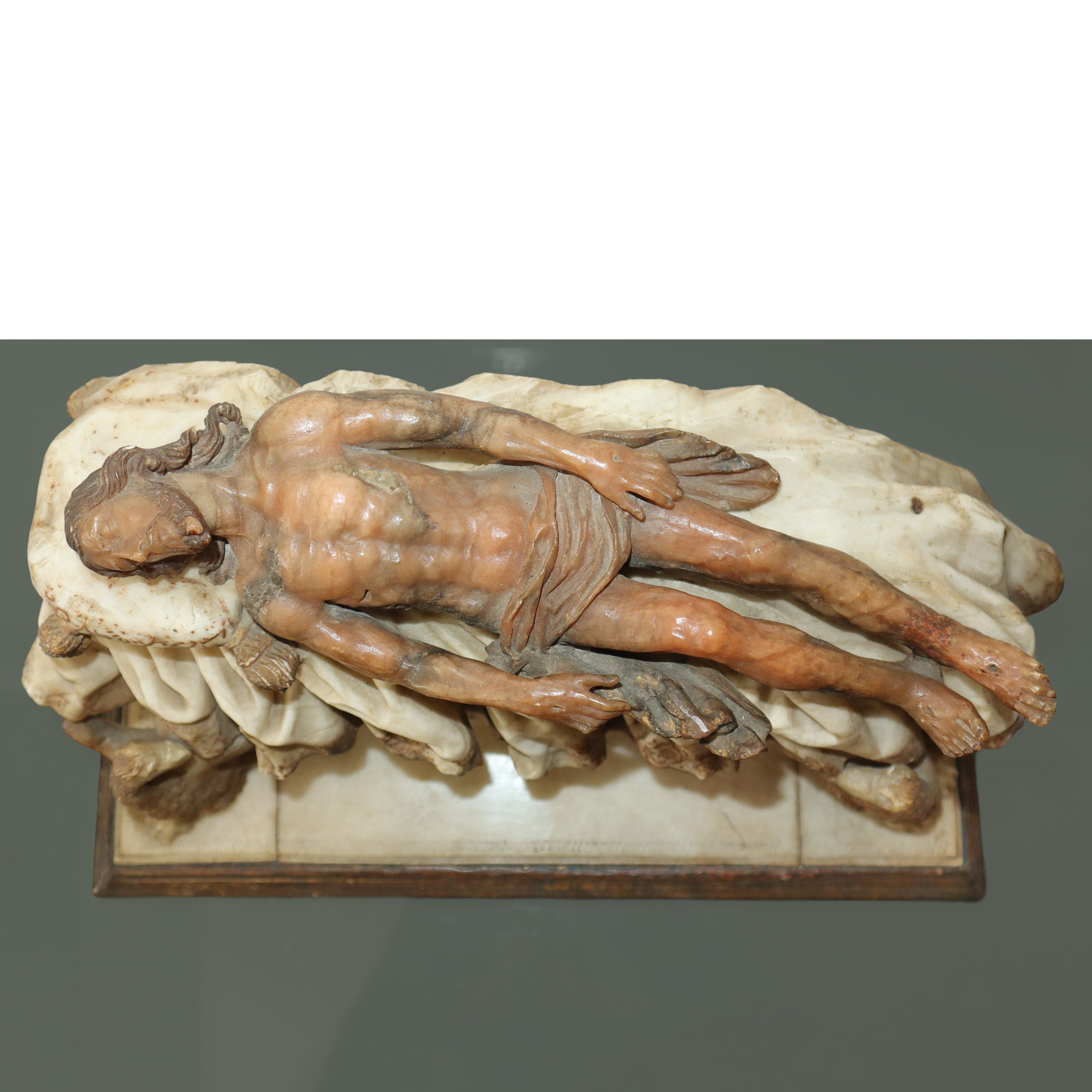 Scultura della deposizione di Cristo su base con aquile in alabastro e in alabastro rosa di Trapa...