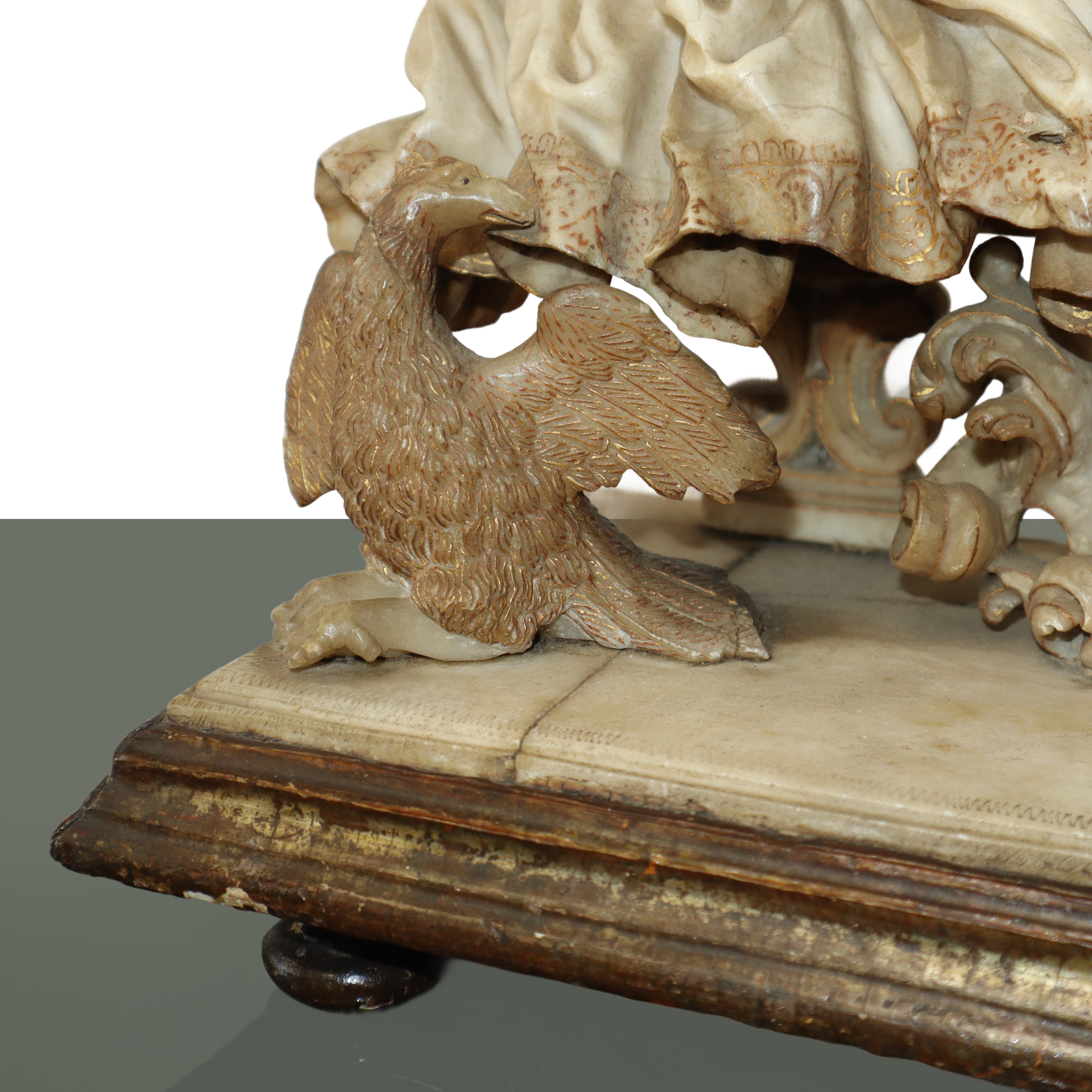 Scultura della deposizione di Cristo su base con aquile in alabastro e in alabastro rosa di Trapa...