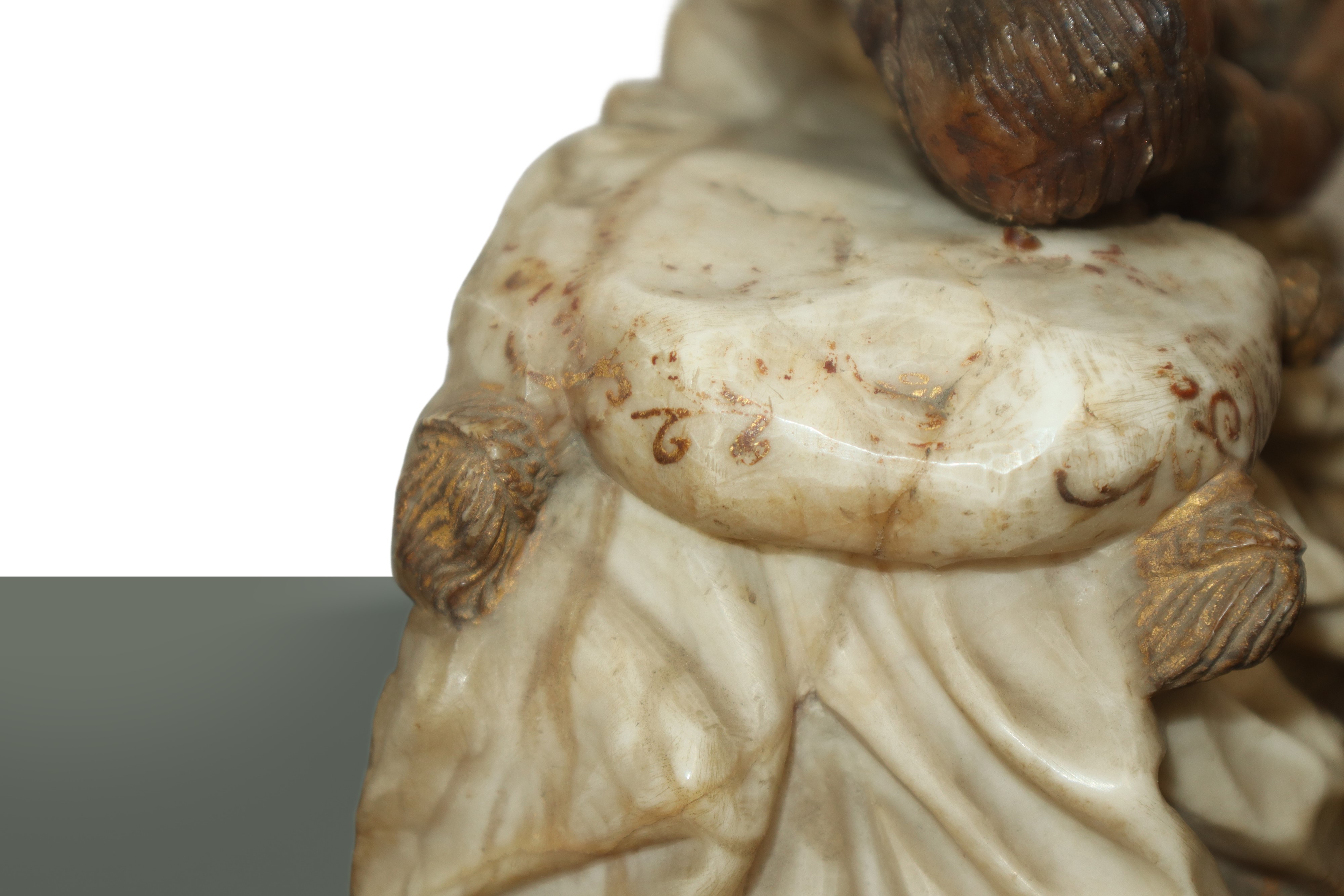 Scultura della deposizione di Cristo su base con aquile in alabastro e in alabastro rosa di Trapa...