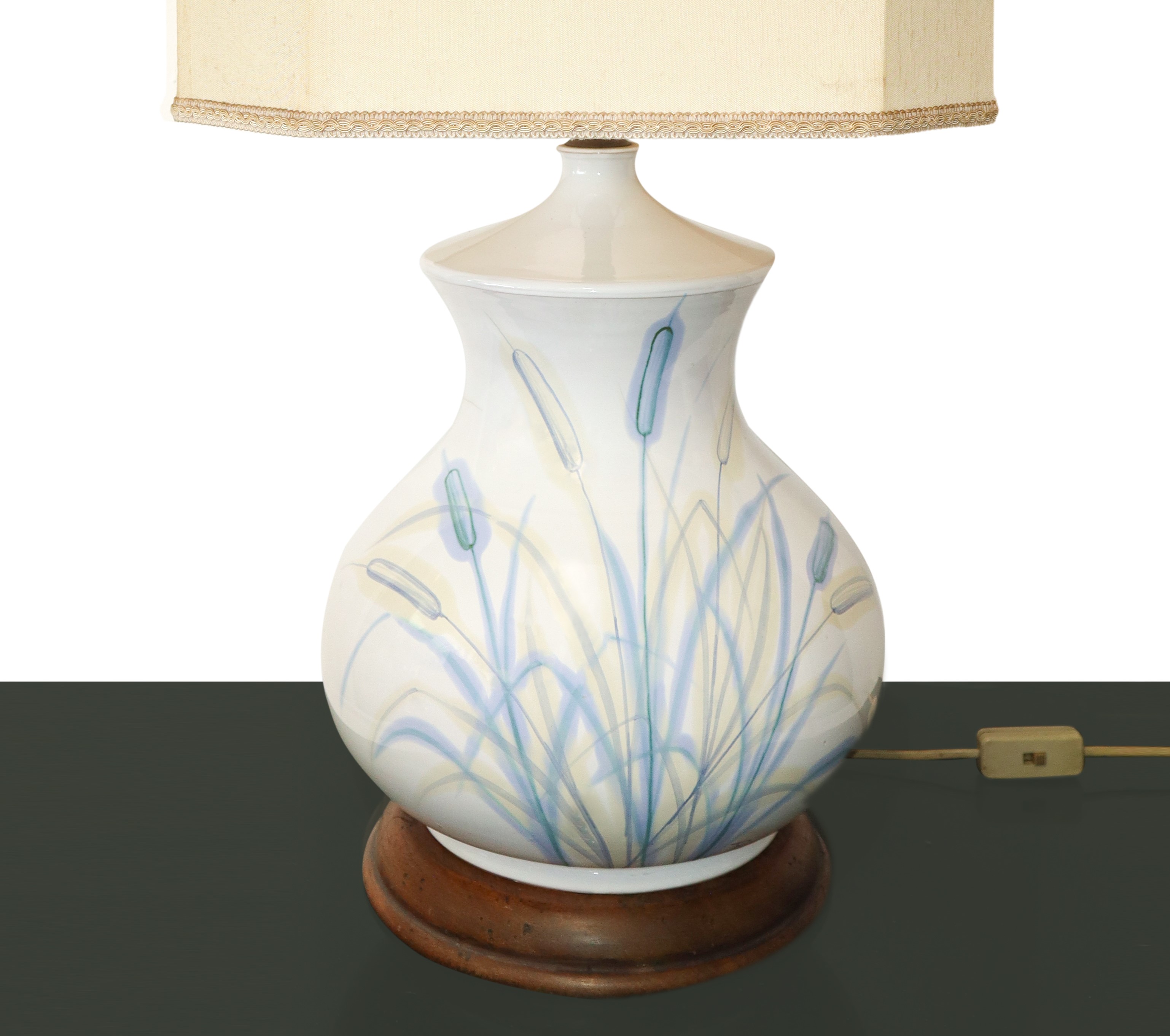 Lume in maiolica con spighe di grano dipinte sulla base