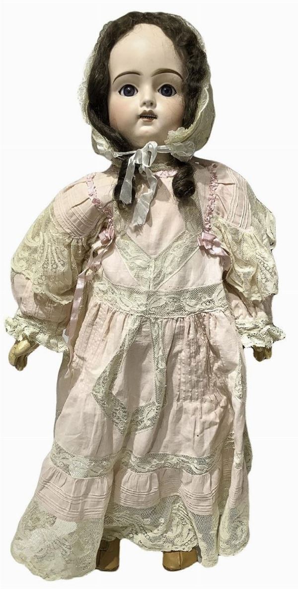 Bambola in biscuit e corpo in materiale composito, abito rosa con inserti ricamati beige, capelli veri, occhi mobili, n. 8+8 dentini, arti tipo francese snodati, firma "C." Deposè 13, 1890, provenienza Parigi, h cm 67, leggera felure in volto