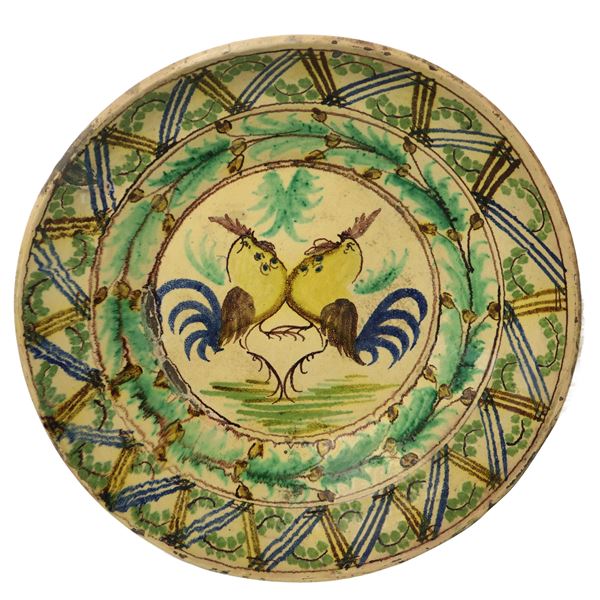 Caltagirone plate in decorated and polychrome enamelled ceramic with a depiction of a pair of roosters