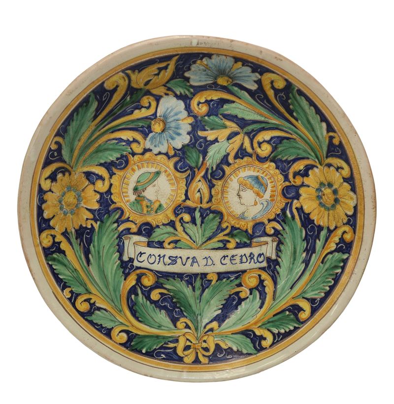 Piatto in ceramica di caltagirone smaltato e dipinto con raffigurazione di personaggi