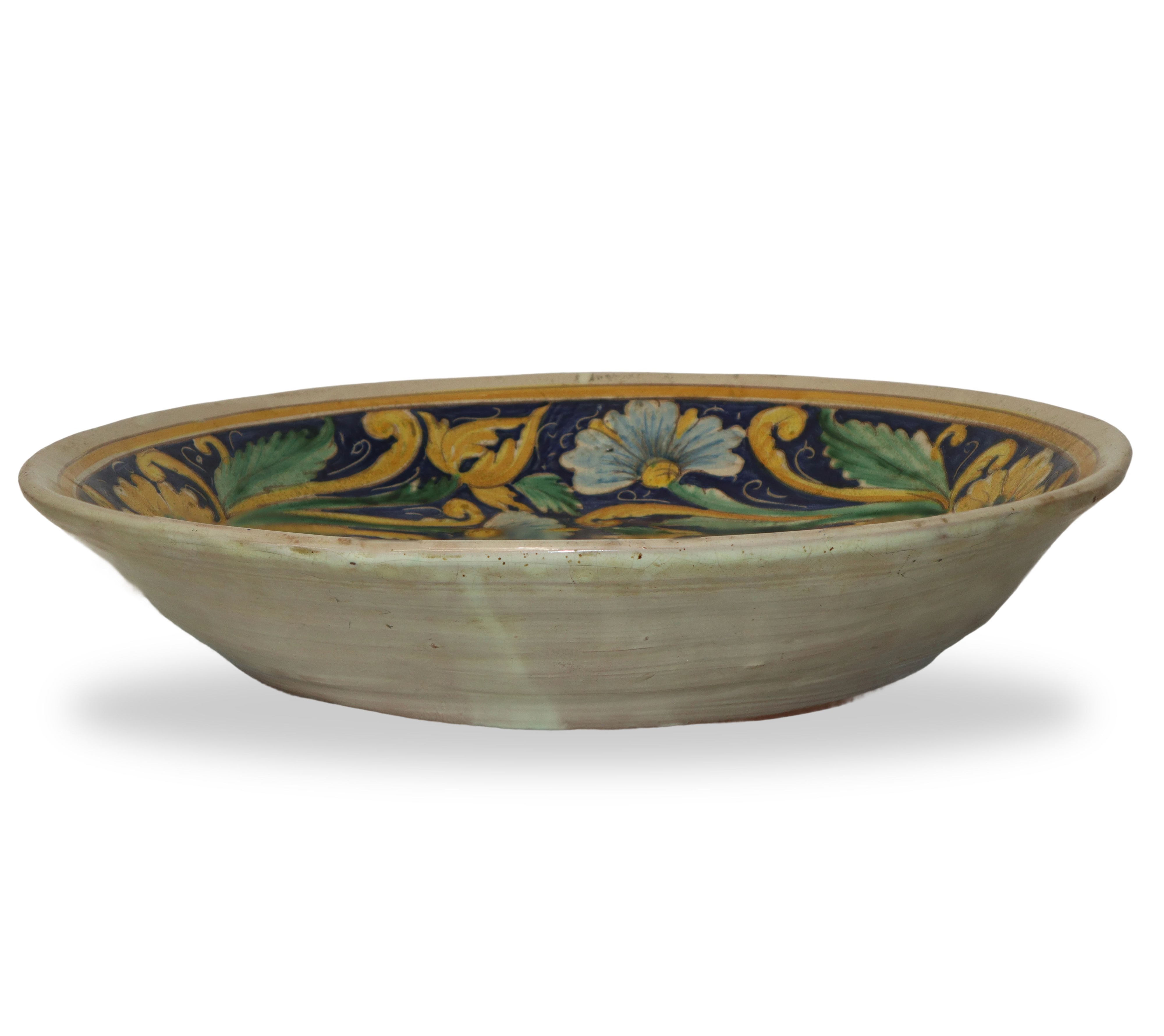 Piatto in ceramica di caltagirone smaltato e dipinto con raffigurazione di personaggi