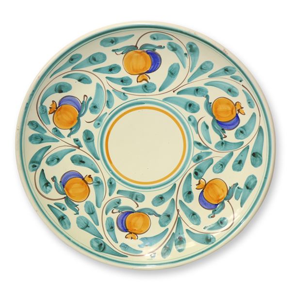 Piatto in maiolica di Caltagirone smaltata e dipinta con raffigurazione di frutti