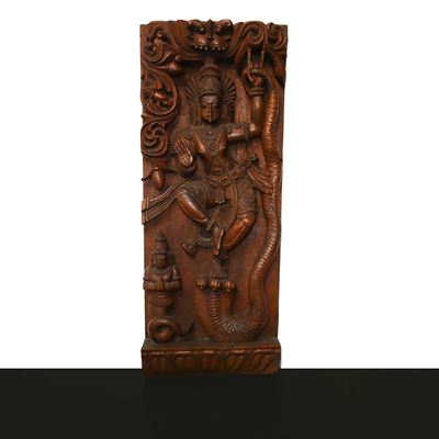 Pannello ligneo scolpito a mezzotondo raffigurante divinità indiana, legno, h cm 70 x 29