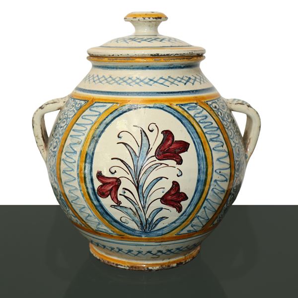 Vaso con coperchio sul fronte dipinto a fiori