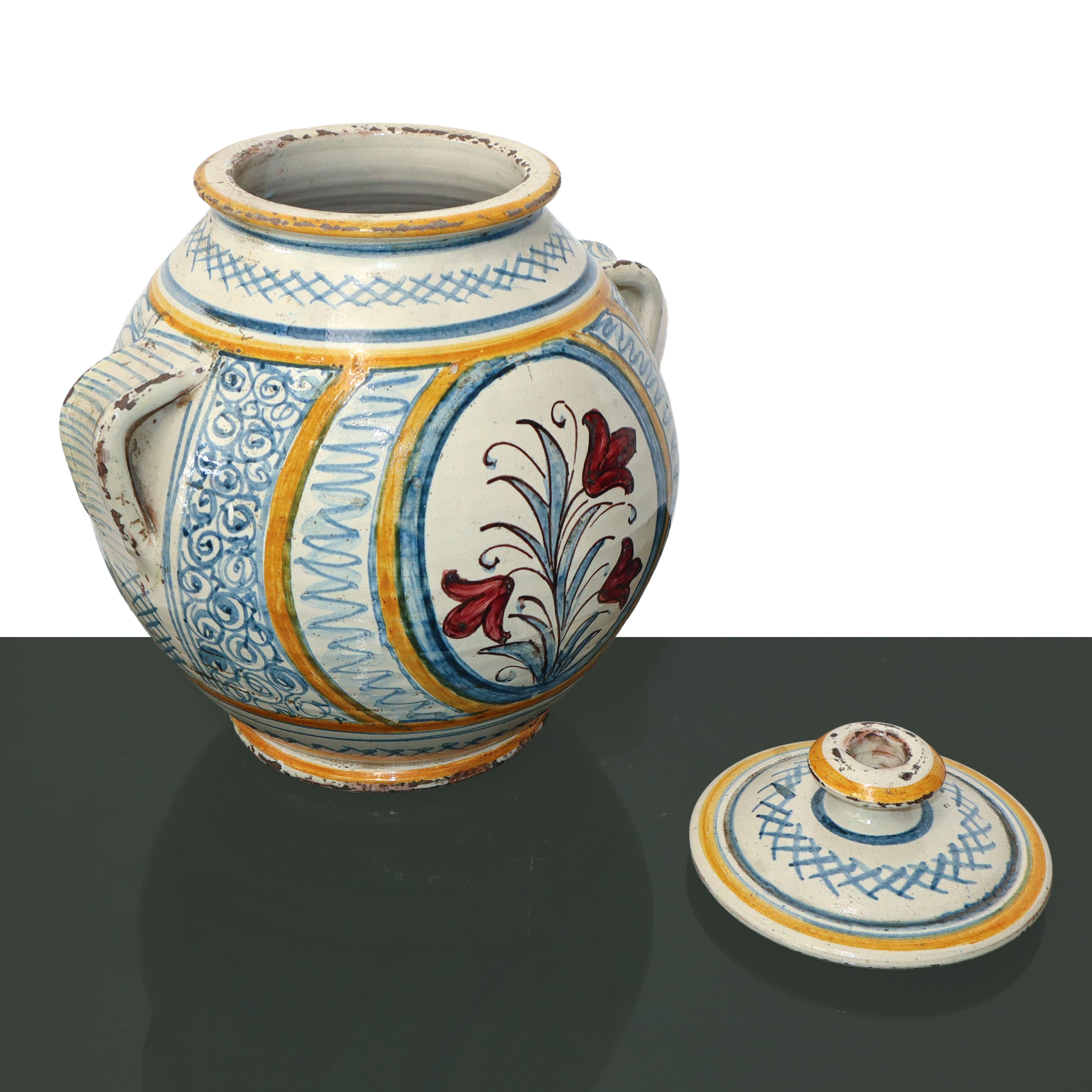Vaso con coperchio sul fronte dipinto a fiori