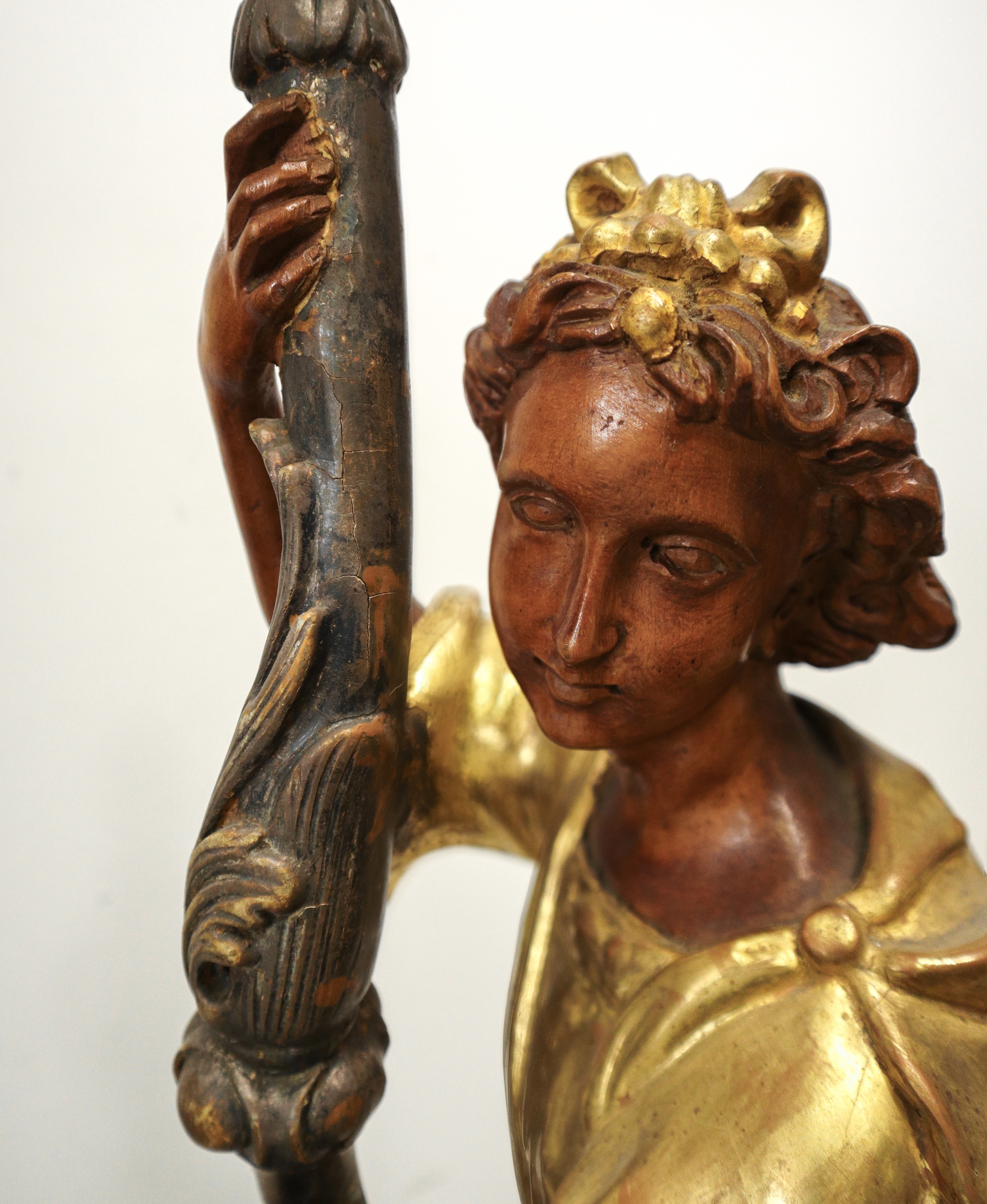 Lume con Scultura Policroma di Angelo in Legno Dorato a Foglia