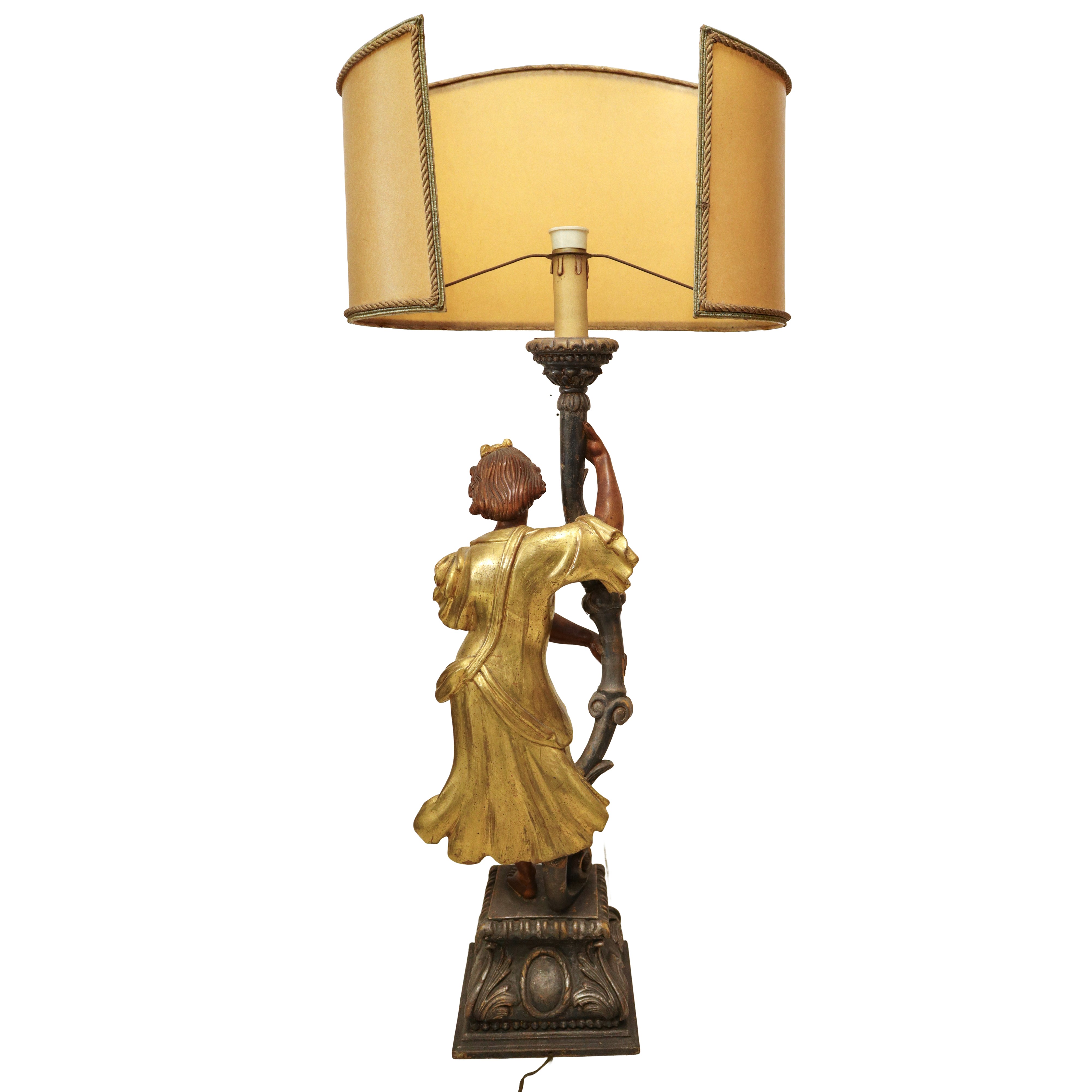 Lume con Scultura Policroma di Angelo in Legno Dorato a Foglia