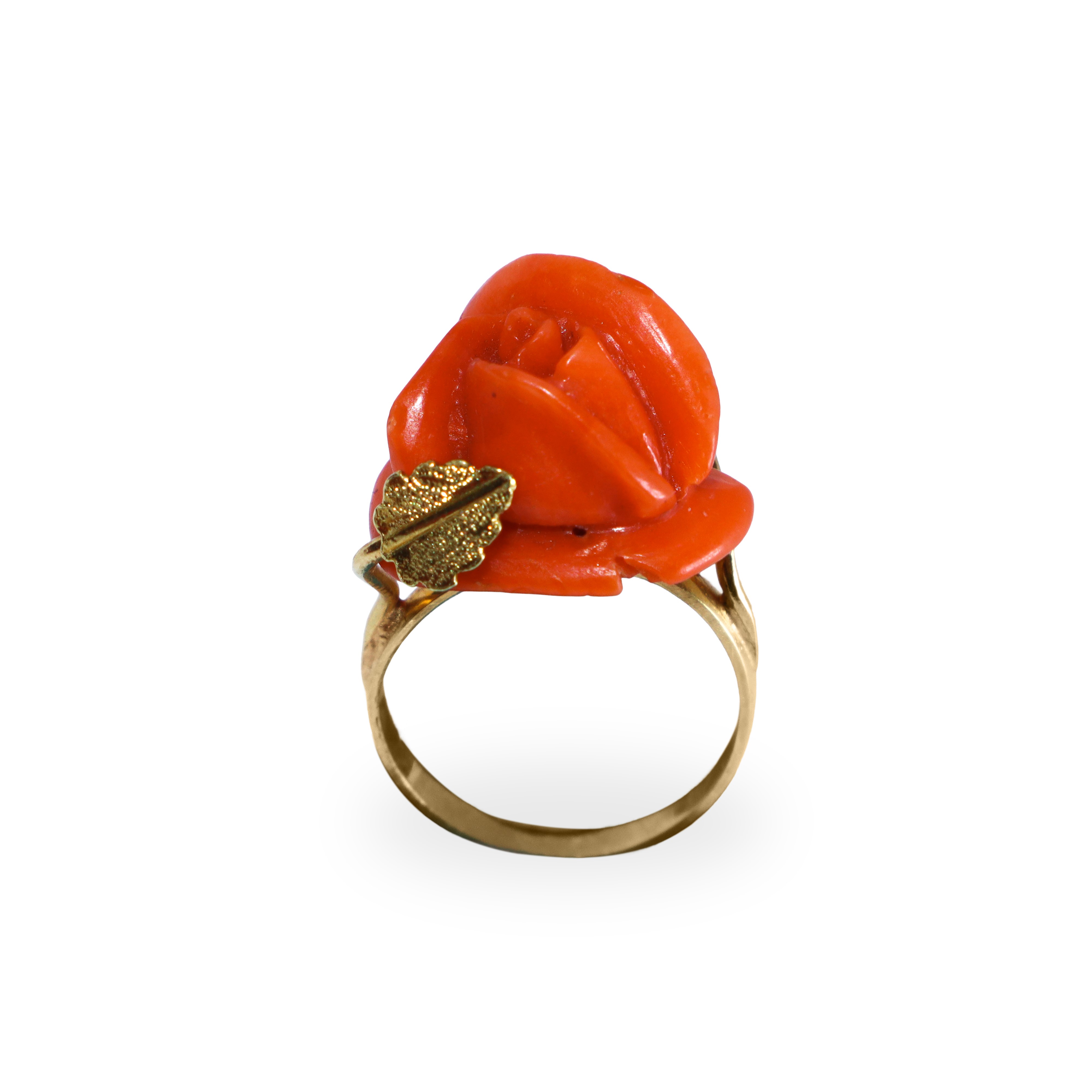 Anello in Oro Giallo con Corallo Rosso a Forma di Rosa
