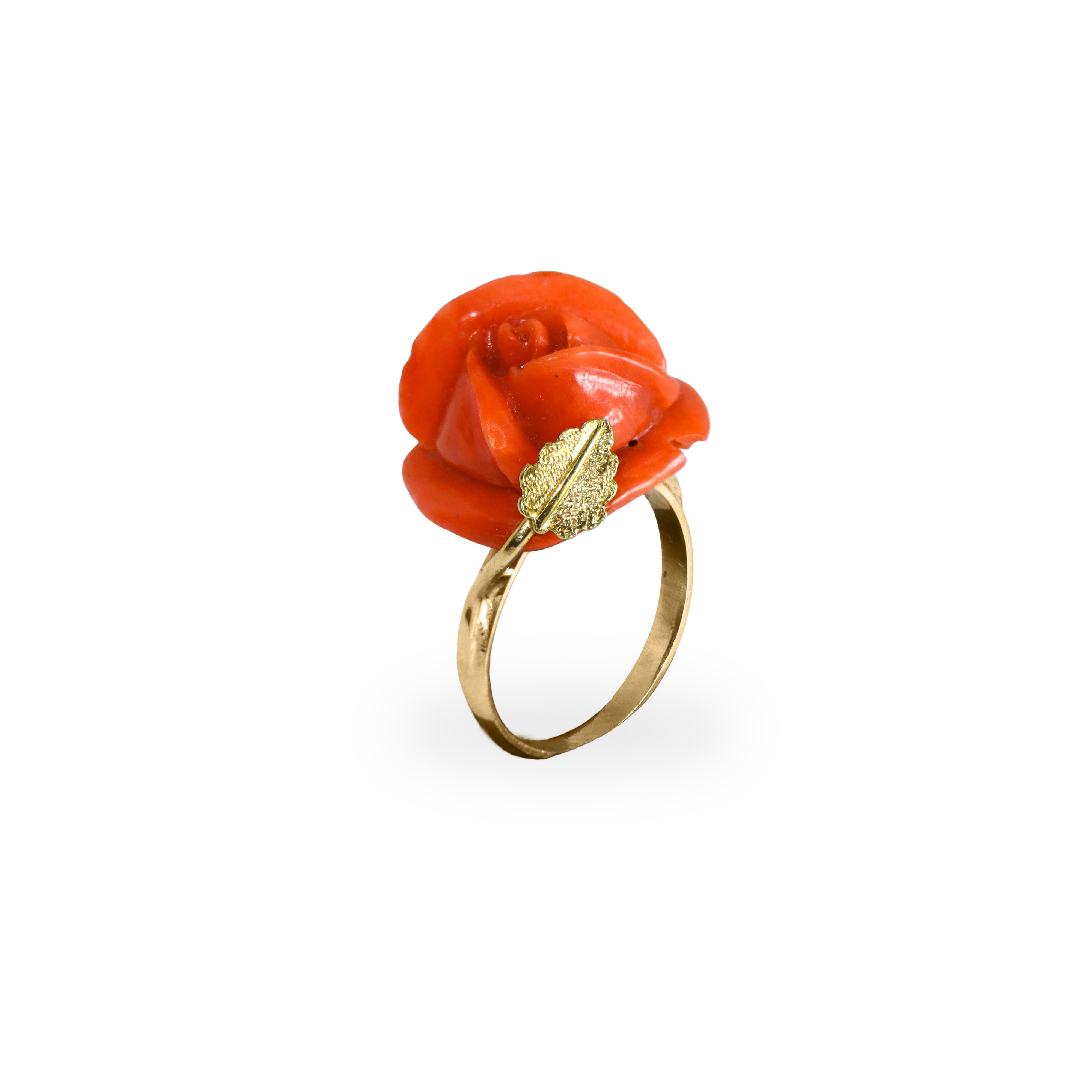 Anello in Oro Giallo con Corallo Rosso a Forma di Rosa