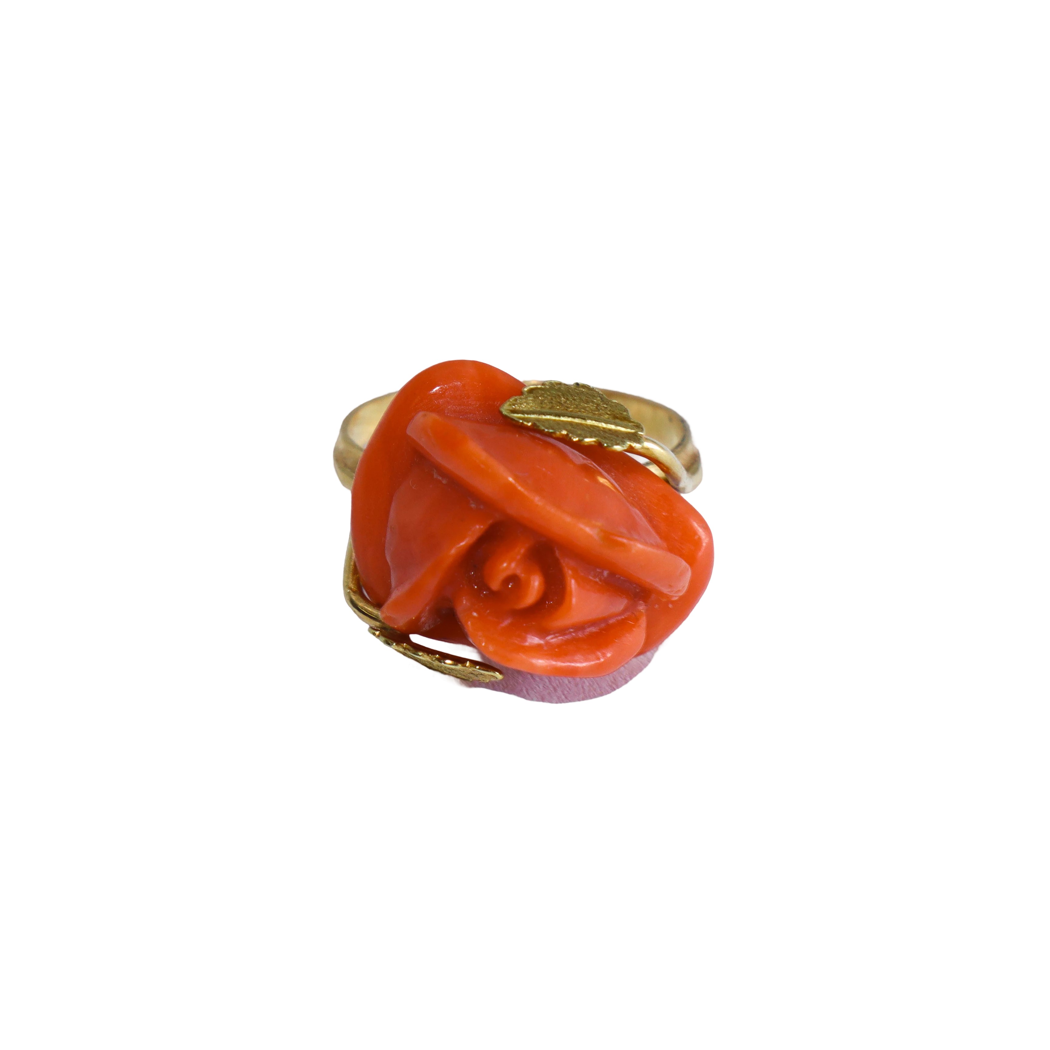 Anello in Oro Giallo con Corallo Rosso a Forma di Rosa