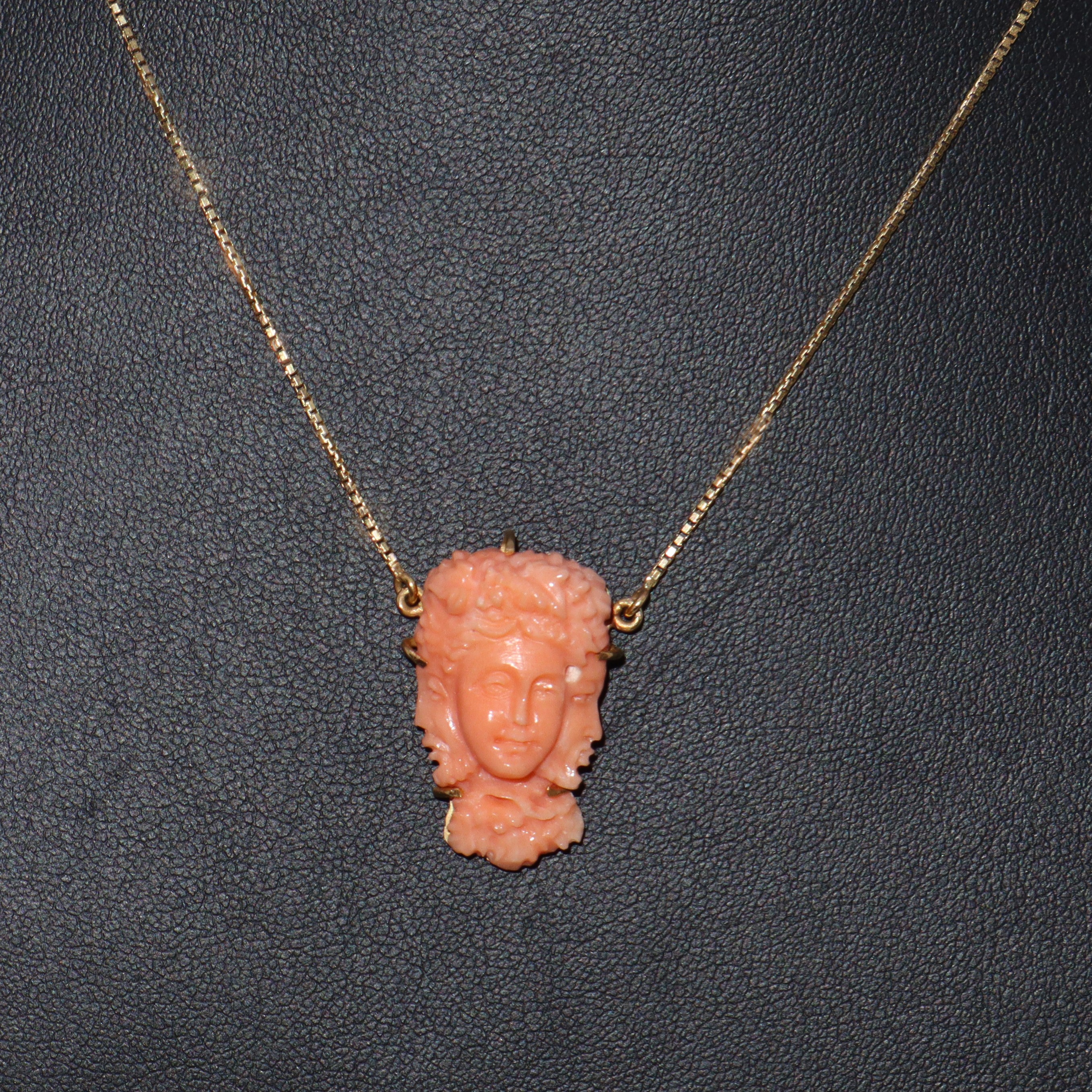 Pendentif testa con tre volti in corallo rosa con catena in oro giallo 750