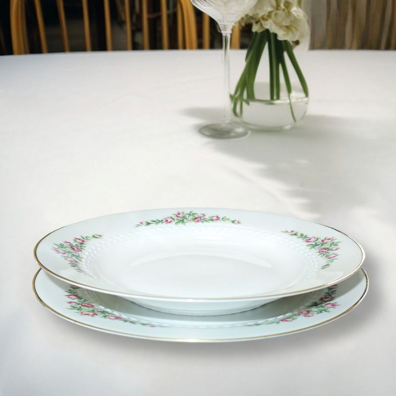 Servizio di piatti bianco con decori floreali